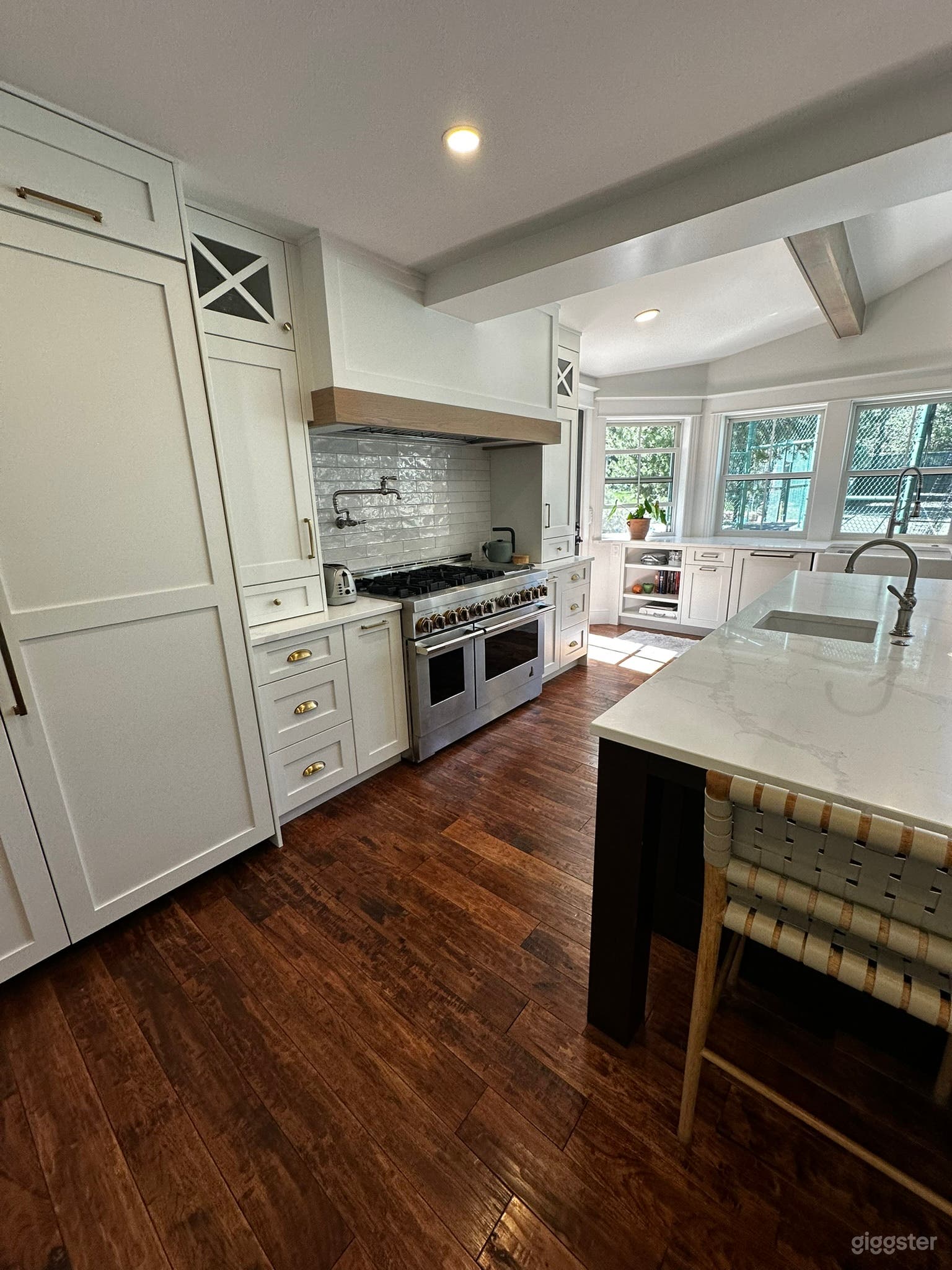 Designer Kitchen, Pool & Tennis Court on 1 Acre Photo 3