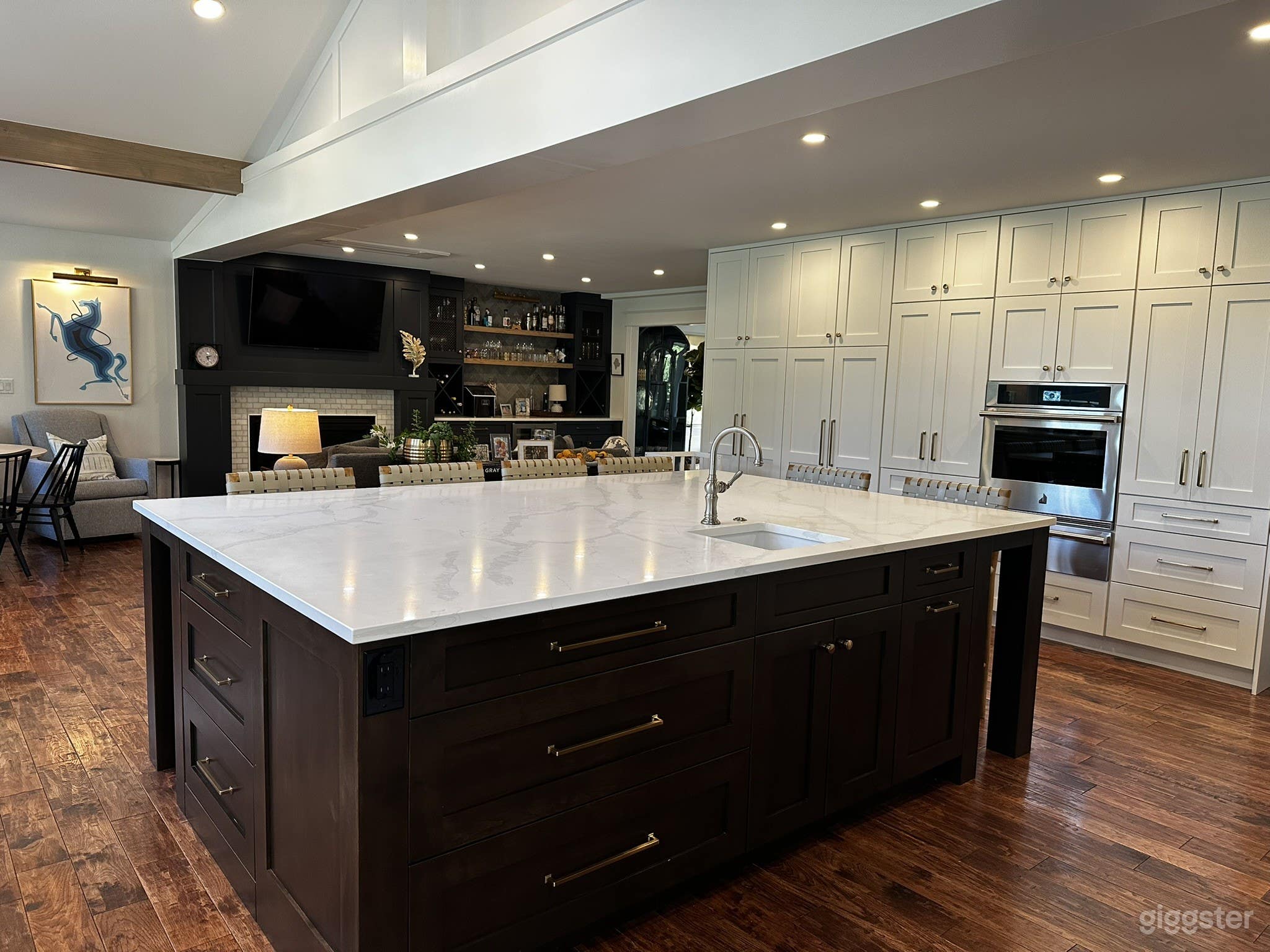 Designer Kitchen, Pool & Tennis Court on 1 Acre Photo 2