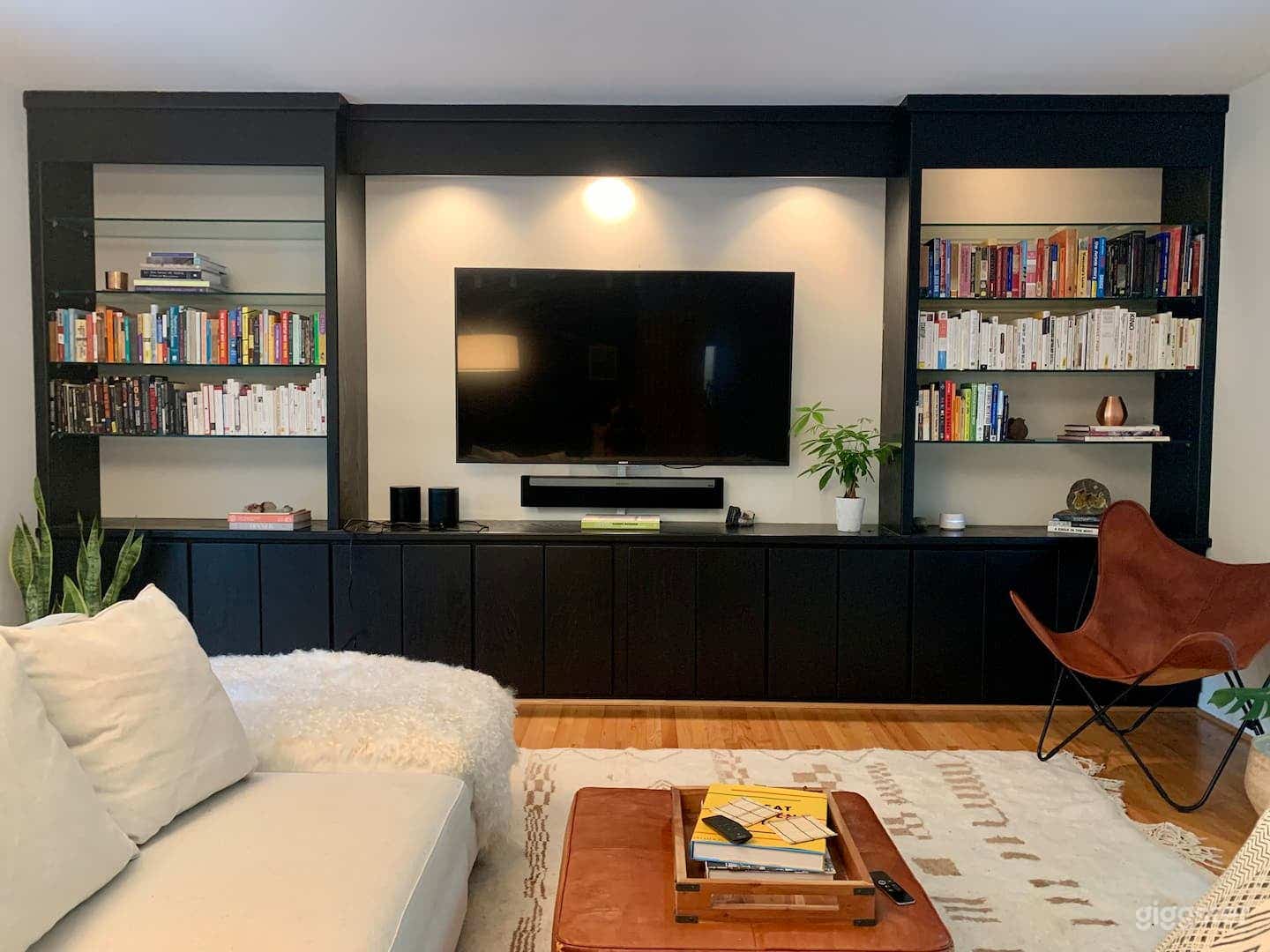 Suburban Mid-Century Designer House on Wooded Priv Photo 2