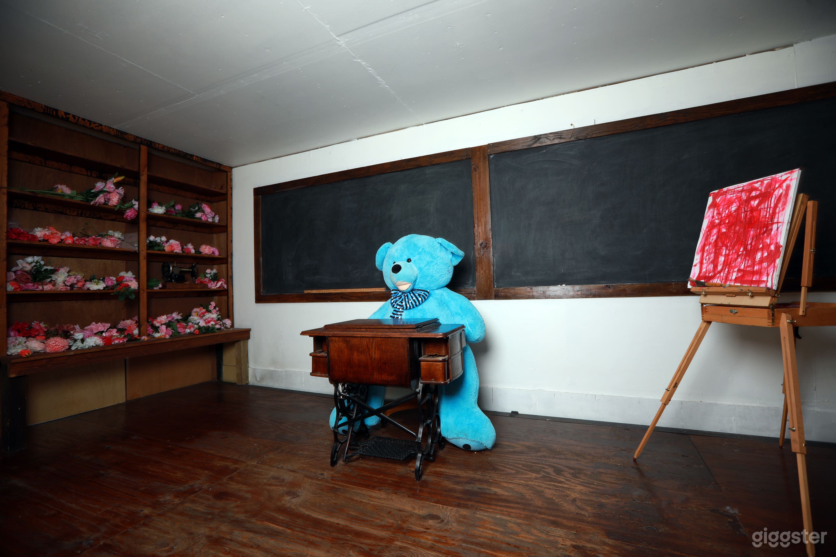 Unincorporated Studios' Classroom Studio is a unique and versatile space perfect for education, creativity, and productivity. With a desk, bookshelves, and a painting aisle, you'll have everything you need to bring your ideas to life!