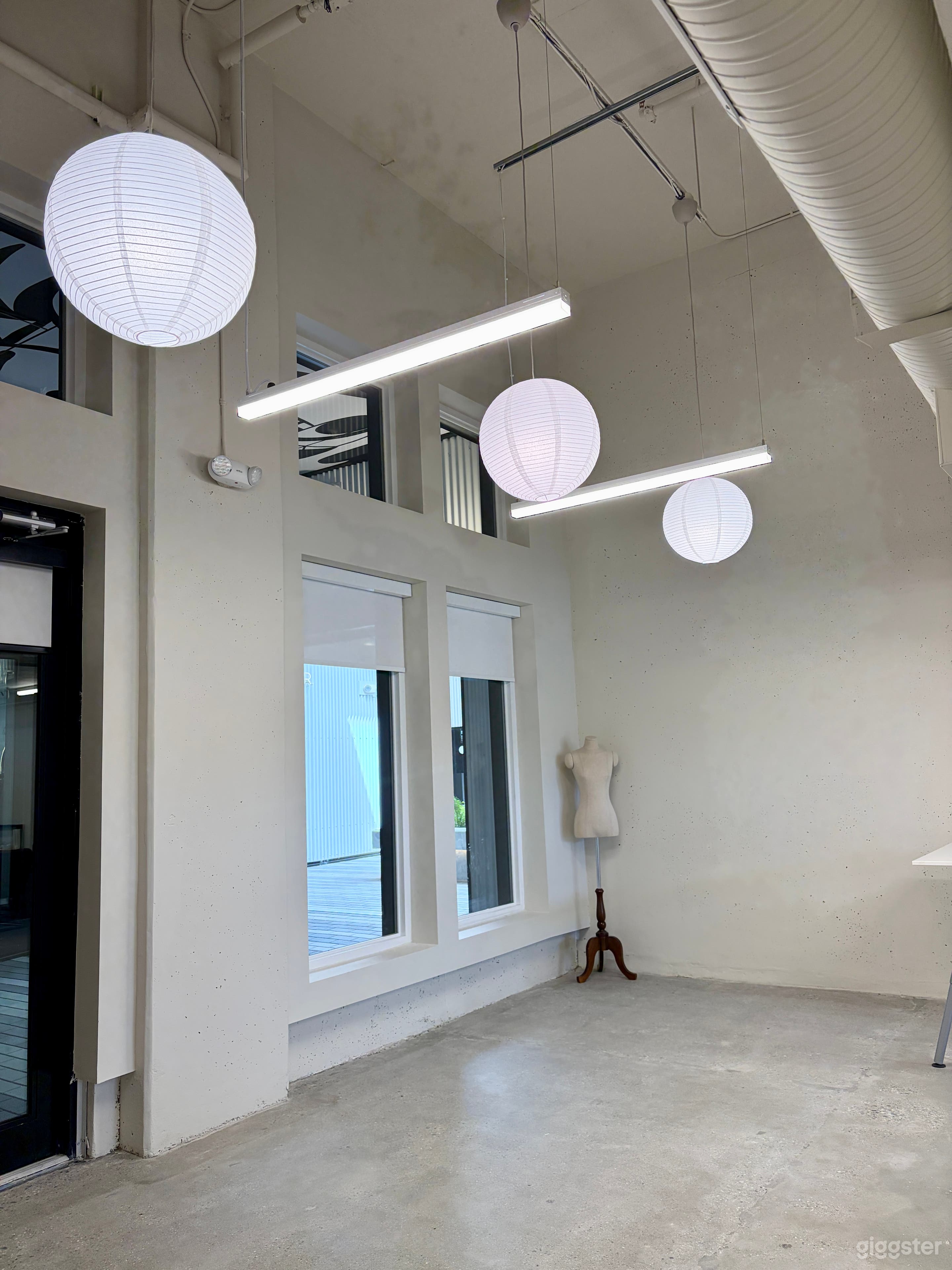 Bright and beautiful loft space in beautiful new building Photo 2
