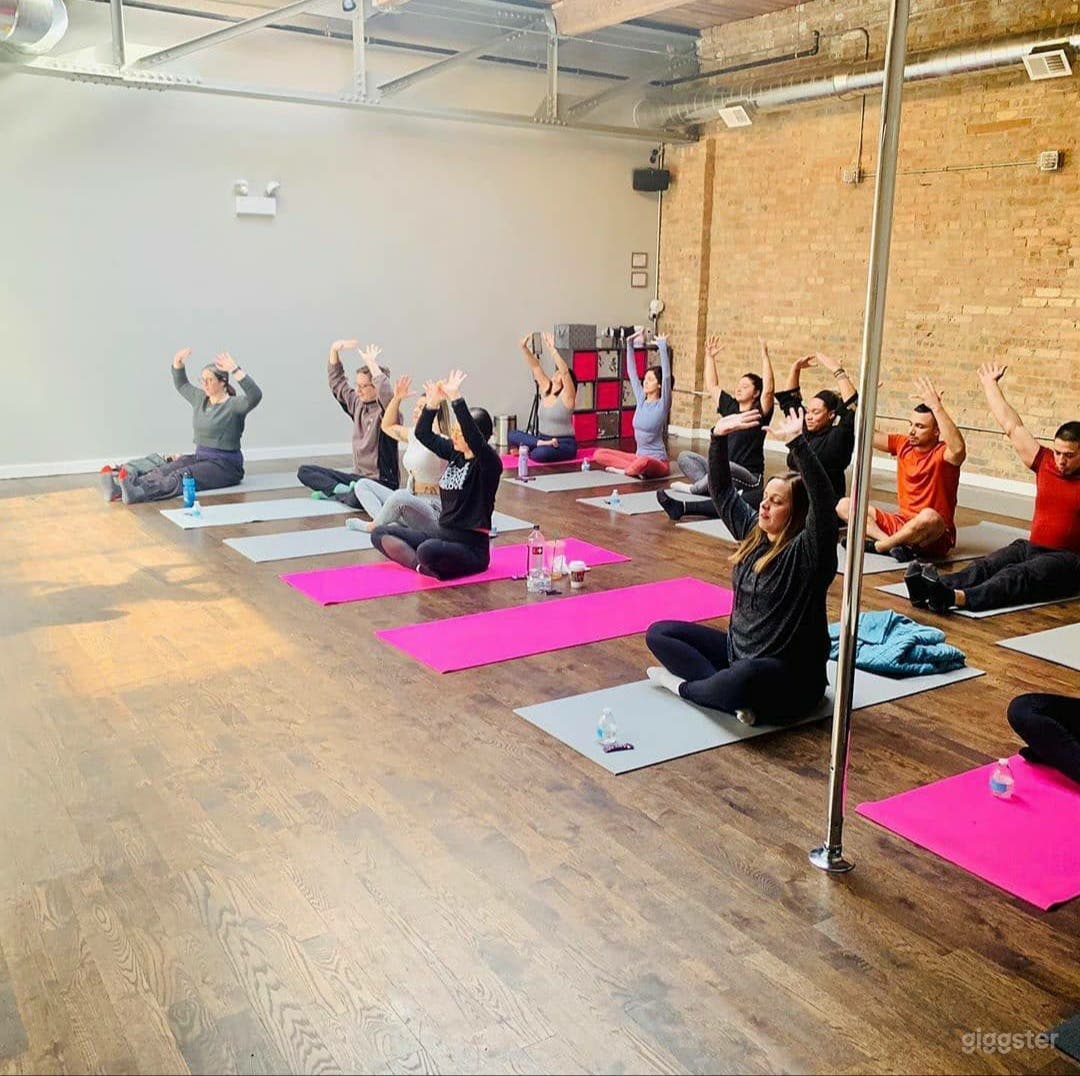 Multifunctional Light Room Side Studio for Events &amp; Fitness Photo 4