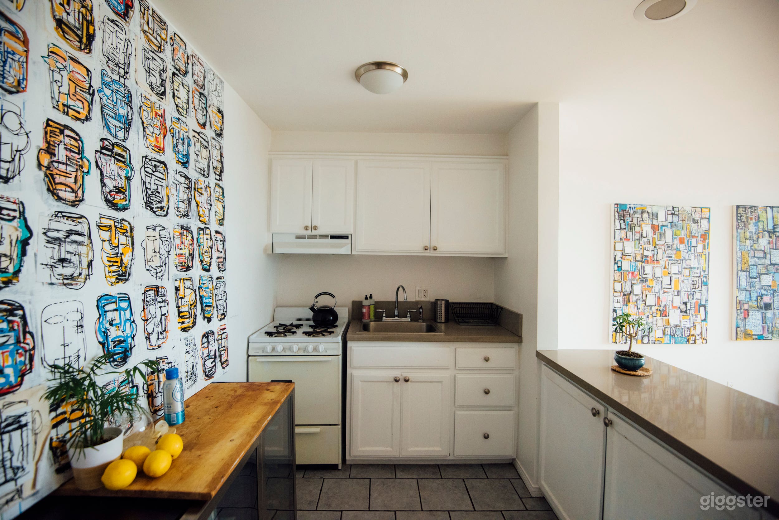 Fuel your shoot with yummy vegan smoothies, healthy snacks, coffee and tea. 