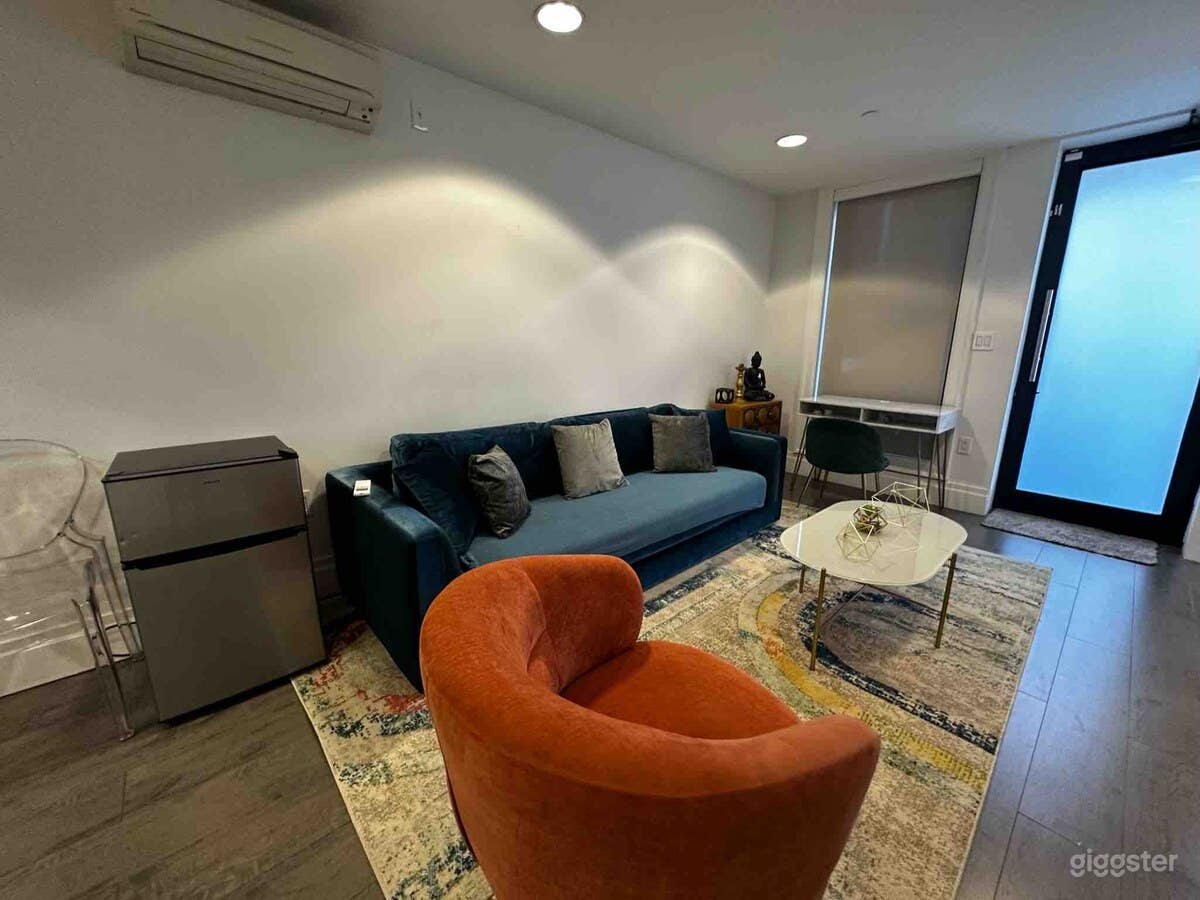 Zen Large Modern Renovated Garden Unit with Backyard Photo 3