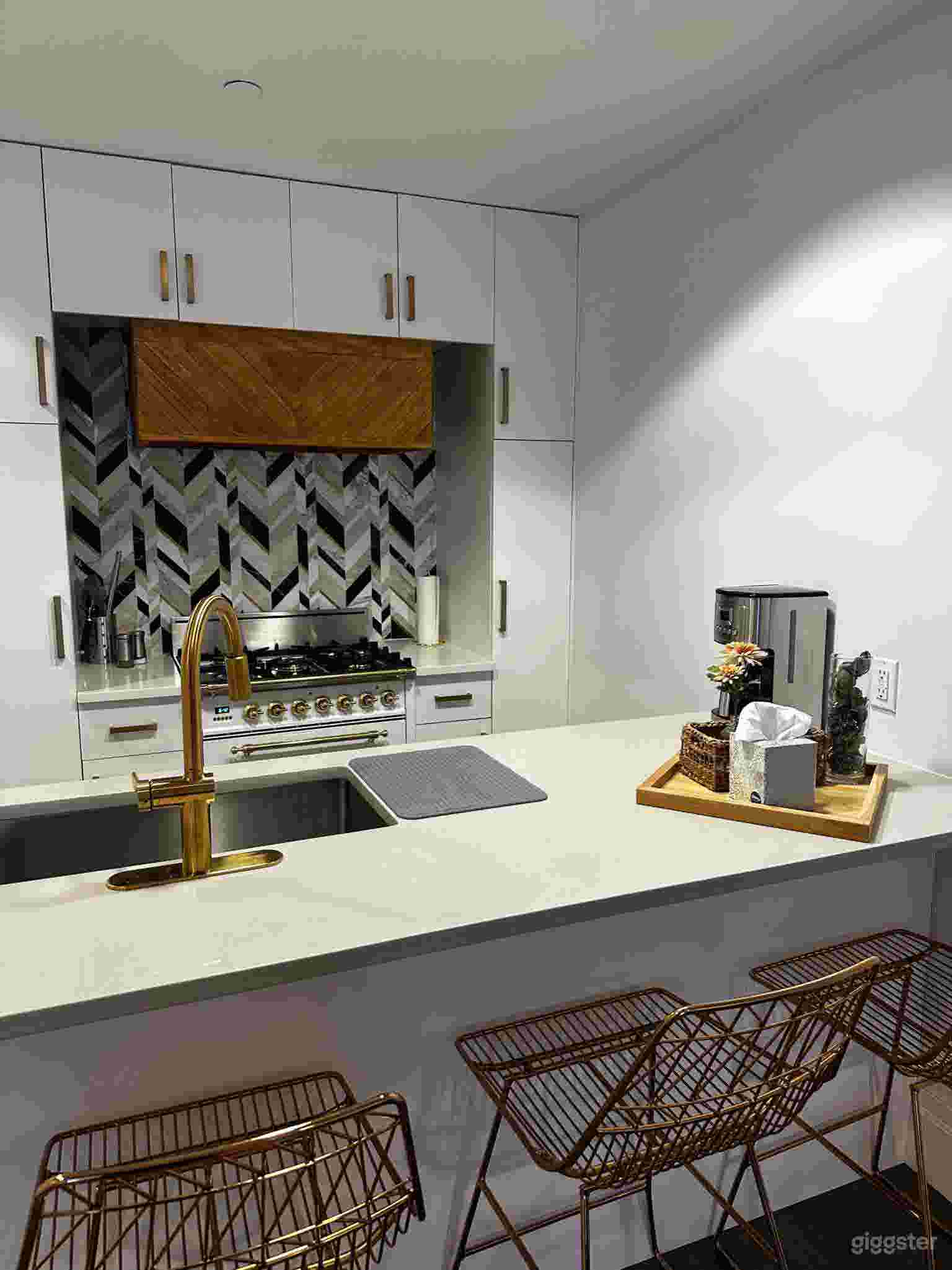 Zen Large Modern Renovated Garden Unit with Backyard Photo 4