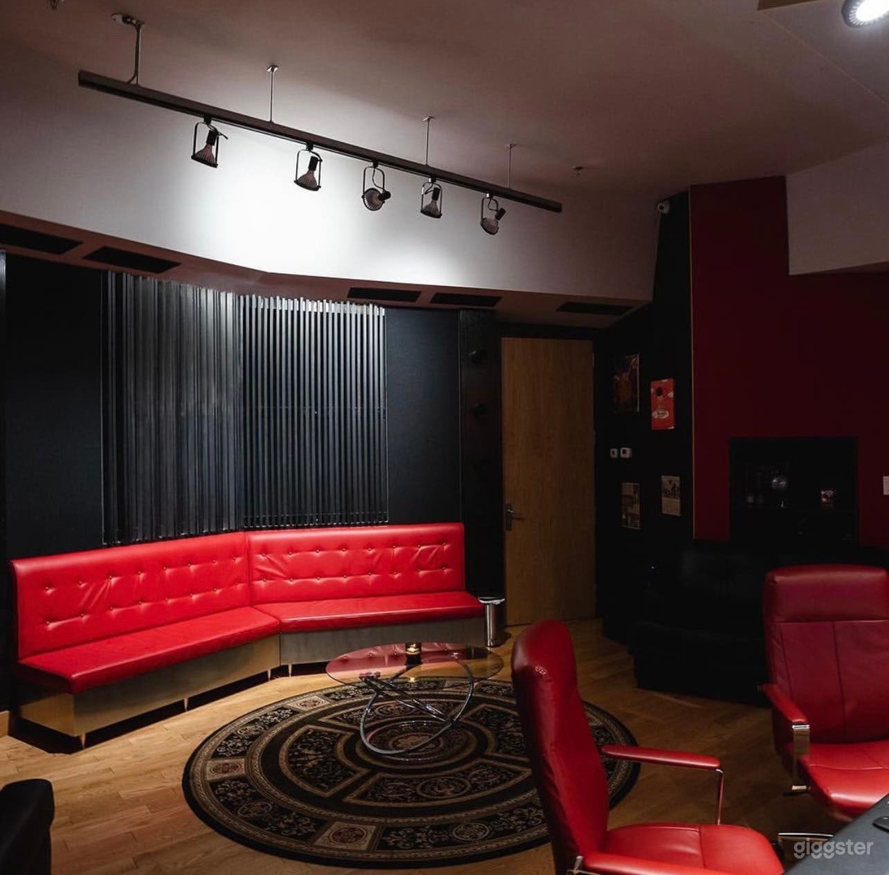 Cutting-Edge Recording Studio Photo 4