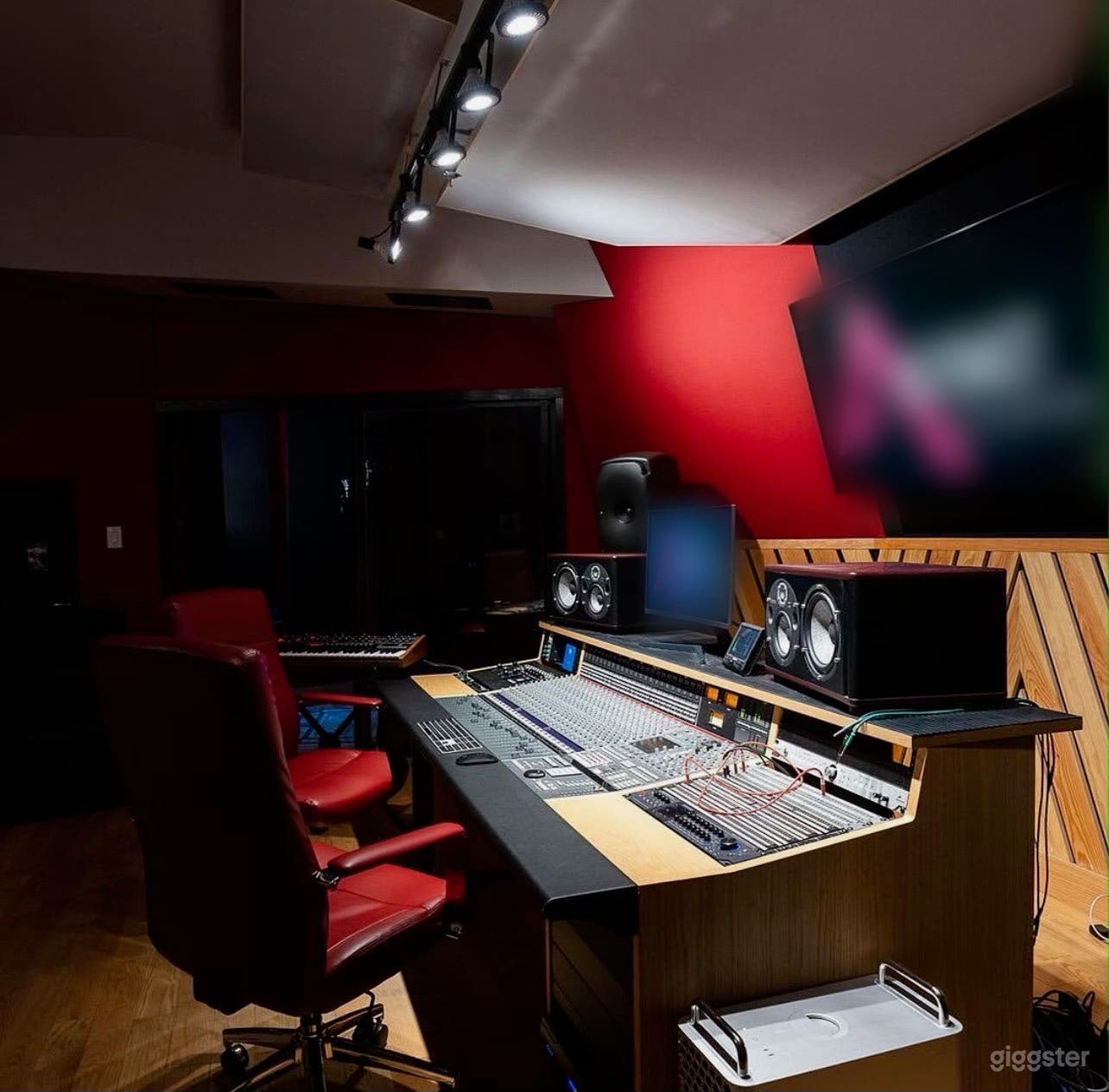 Cutting-Edge Recording Studio Photo 2