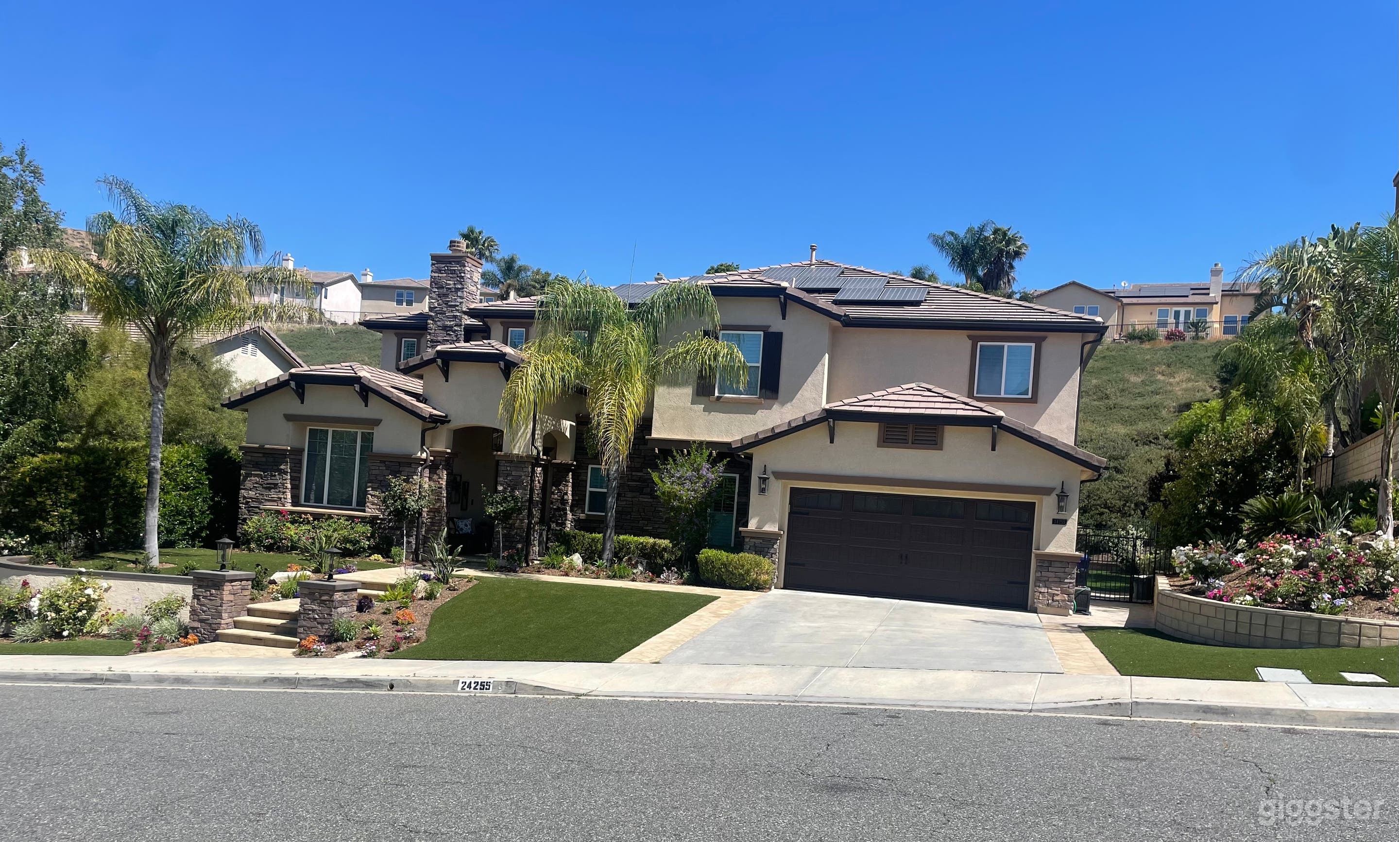 5 Bedroom 5 Bathroom house with open floor plan Photo 3