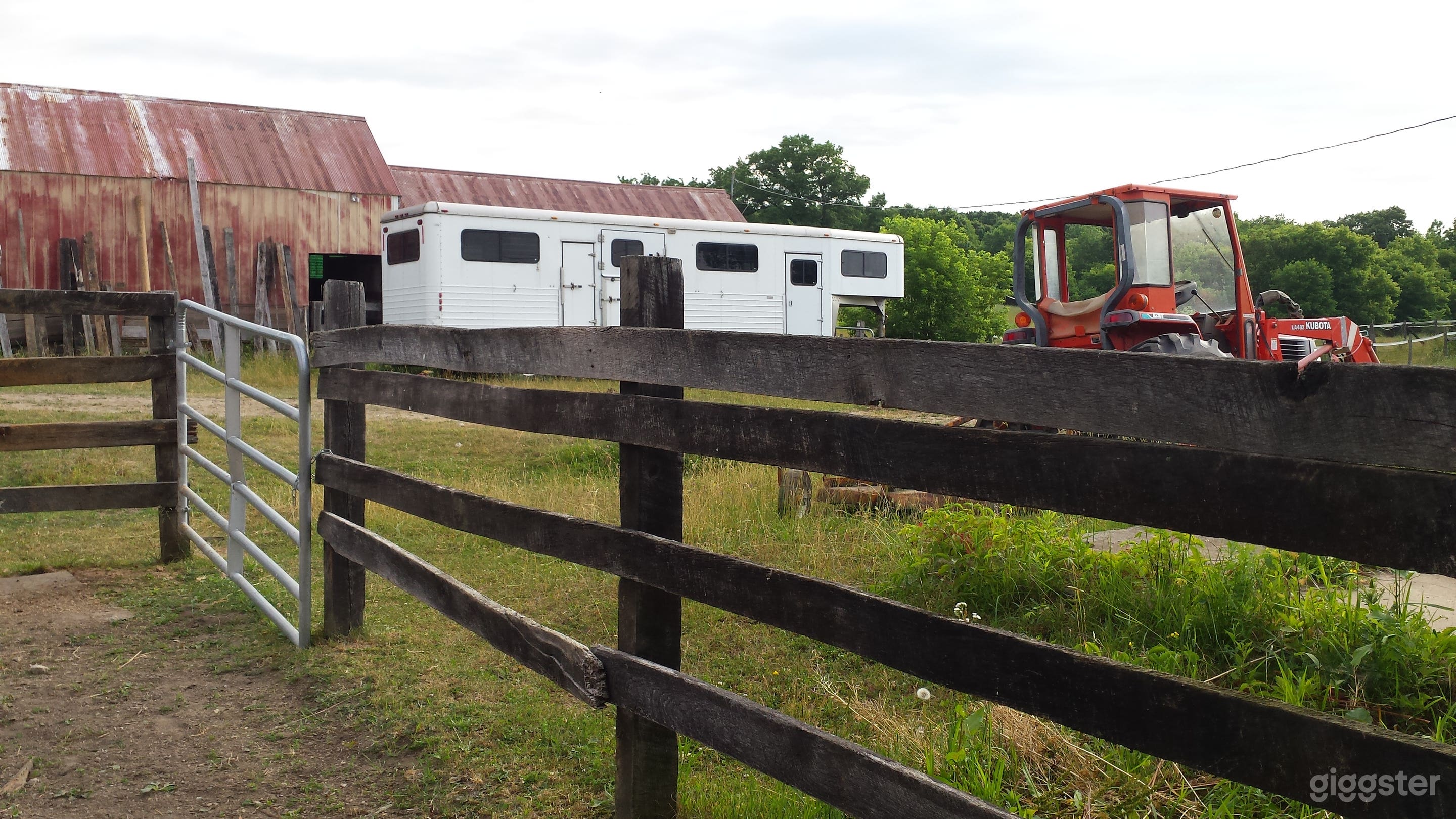 4 horse head-to-head gooseneck horse trailer, 7'6" inside, side ramps, very inviting to horses 