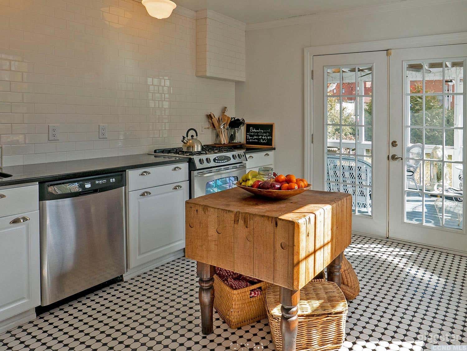 Chic Townhouse in the Heart of Downtown Hudson Photo 1