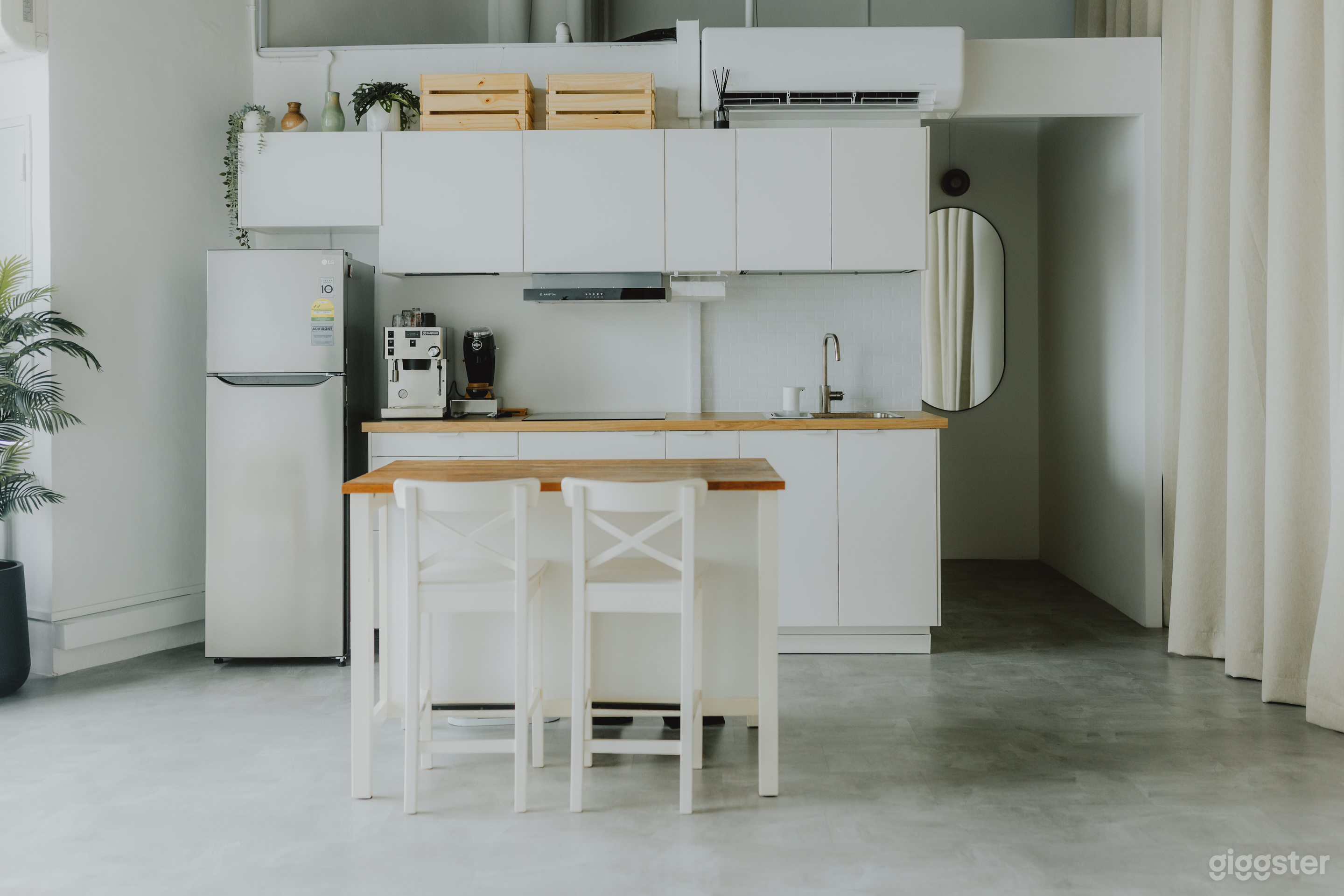 Bright Studio with Kitchen Unit Photo 4