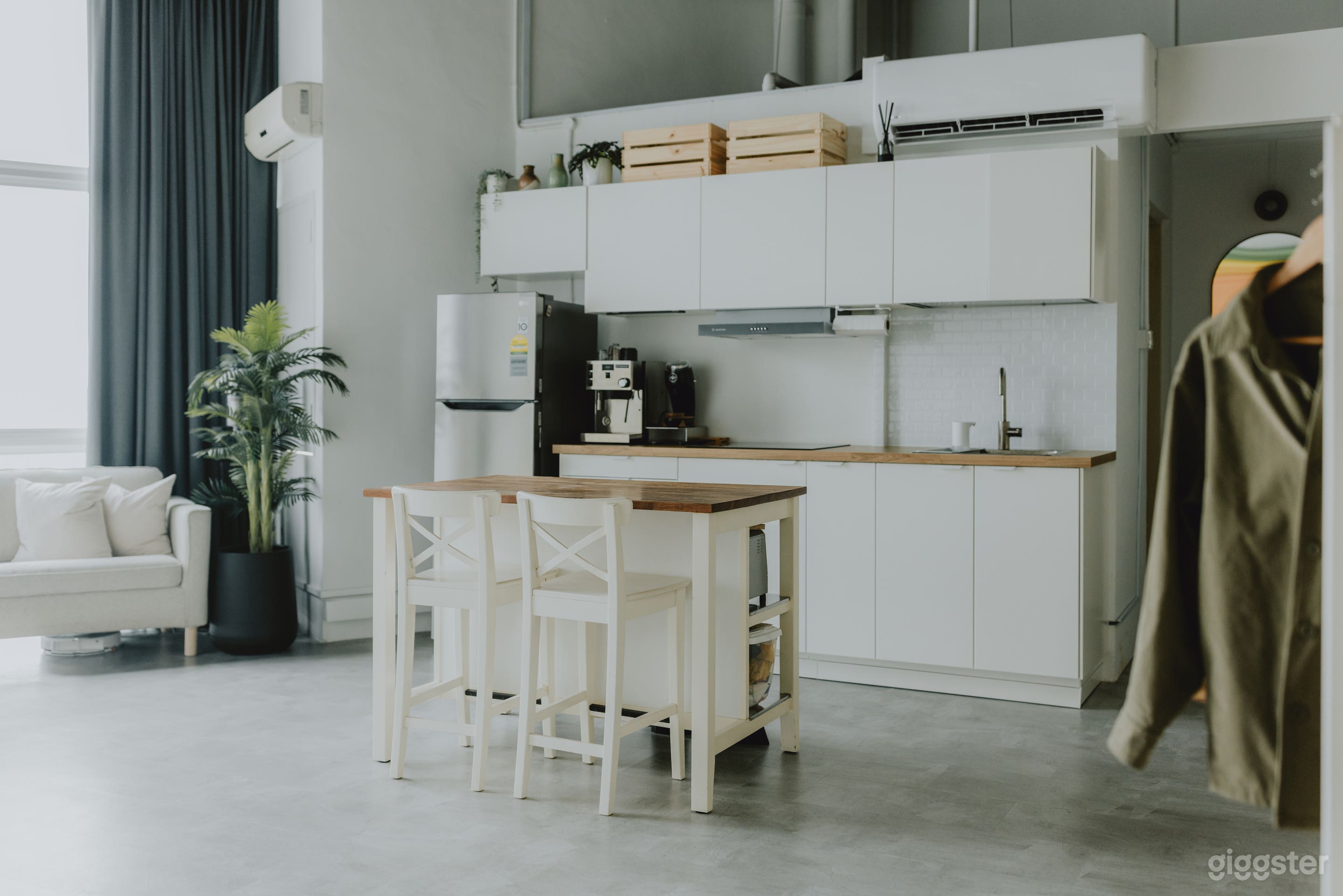 Bright Studio with Kitchen Unit Photo 3