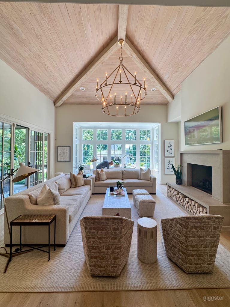  Immaculate interior design and superb outdoor setting 