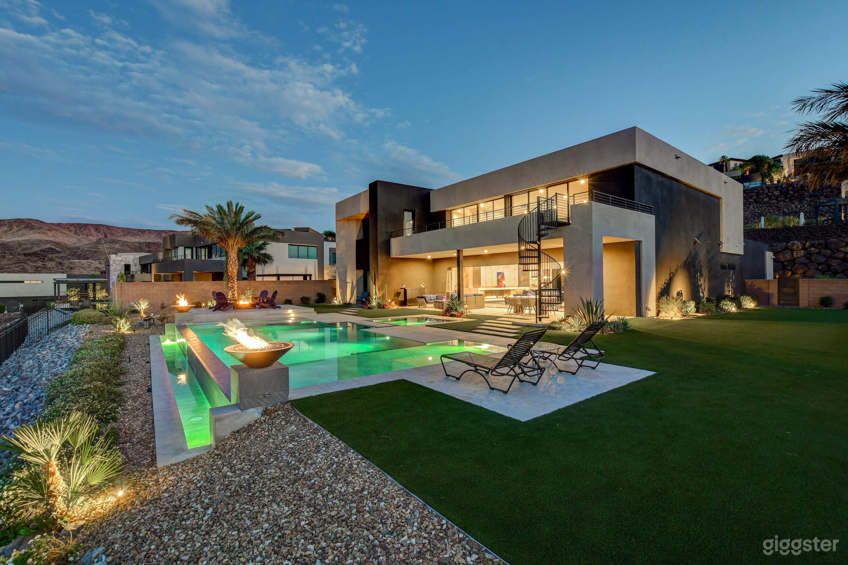 Luxury Mcdonald Highland Modern Home with a Designer Pool Photo 4