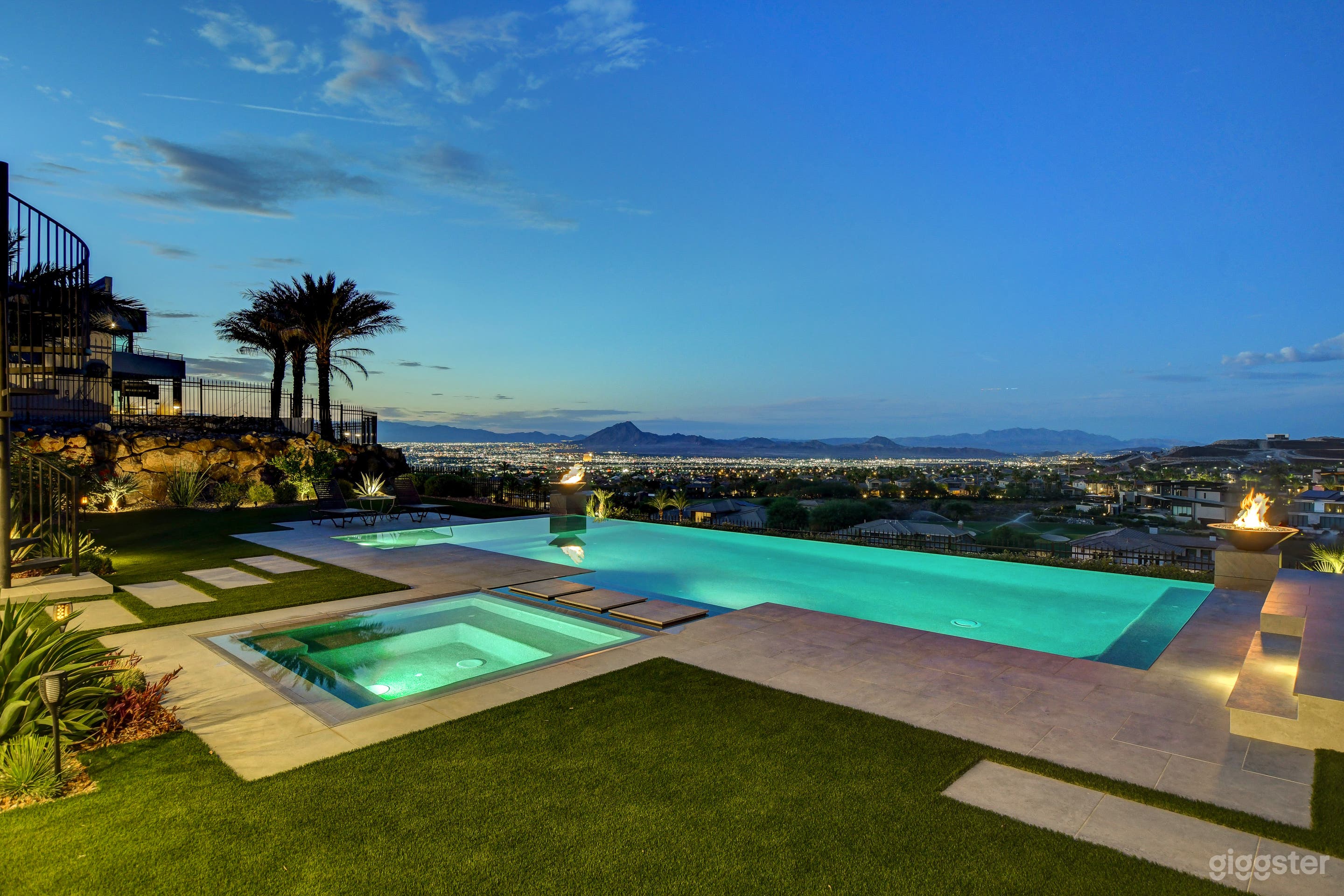 Luxury Mcdonald Highland Modern Home with a Designer Pool Photo 2