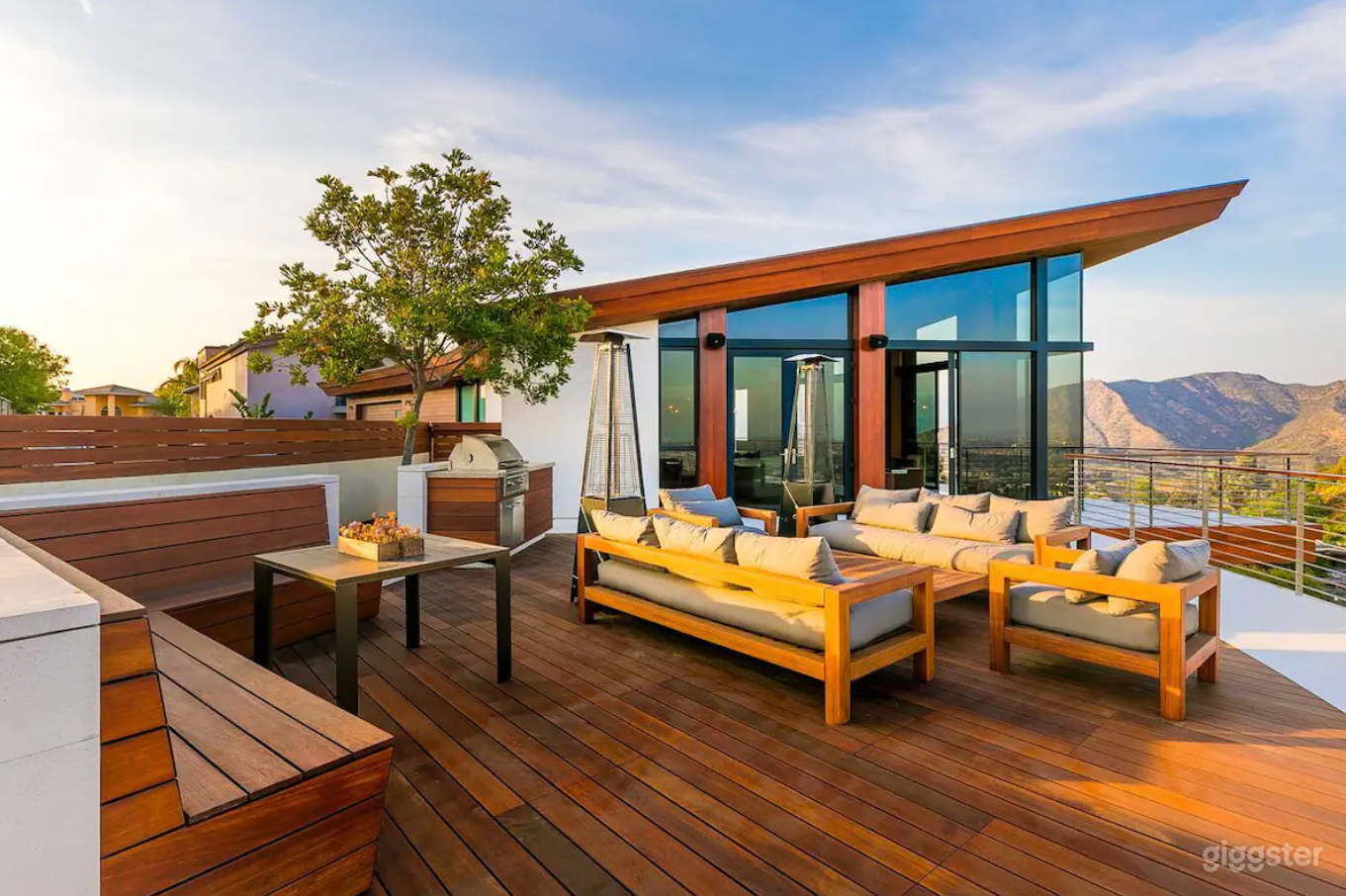 MODERNIST MASTERPIECE WITH INFINITY POOL Photo 3