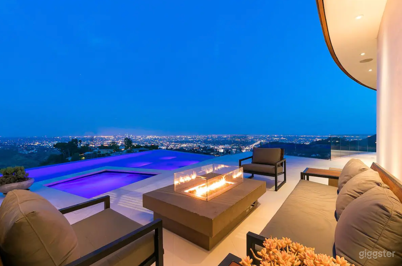 MODERNIST MASTERPIECE WITH INFINITY POOL Photo 4