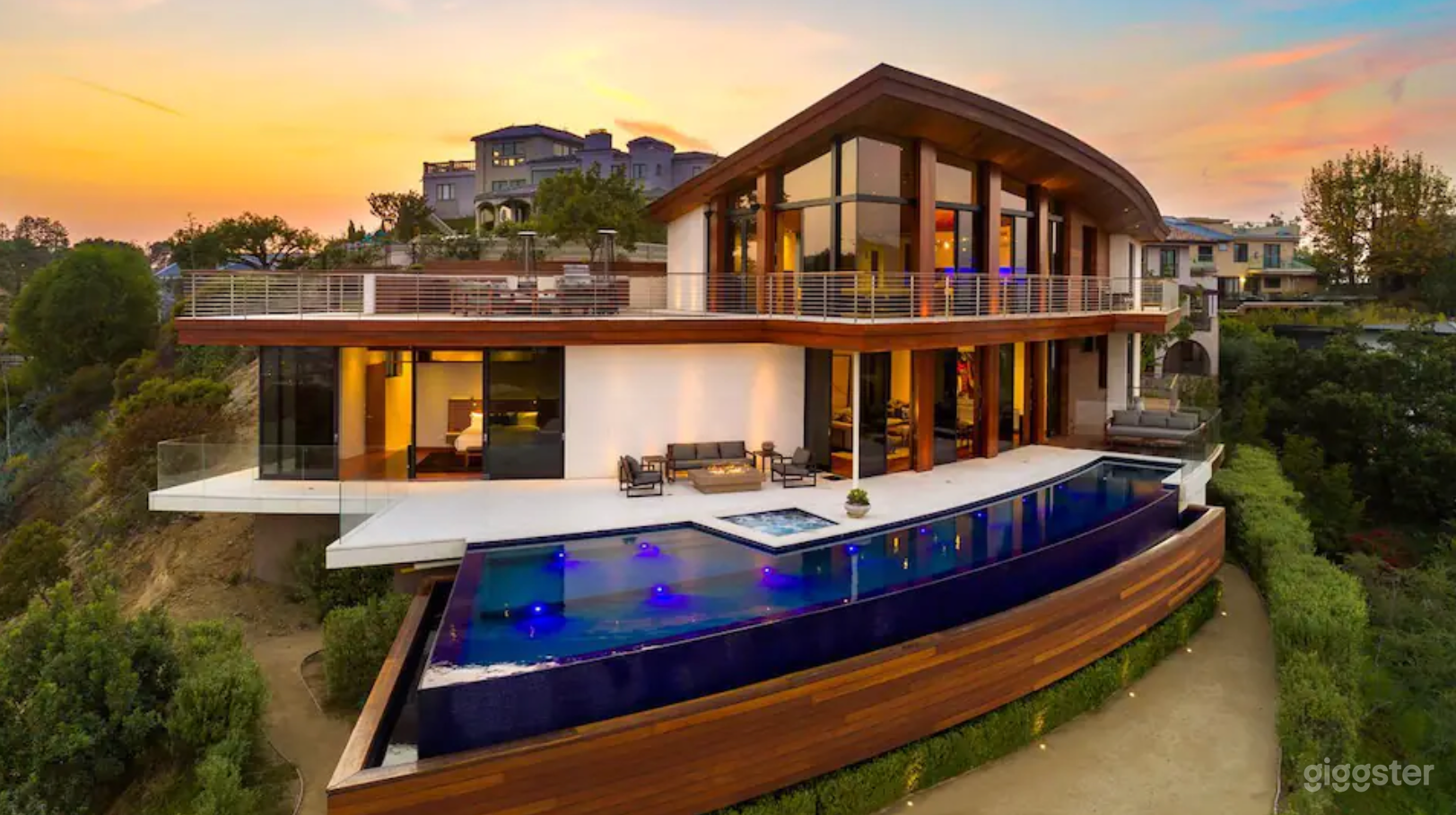 MODERNIST MASTERPIECE WITH INFINITY POOL Photo 1