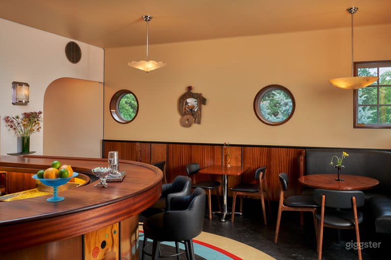  Art Deco Bar, Dining Room w/ Balcony & Kitchen 