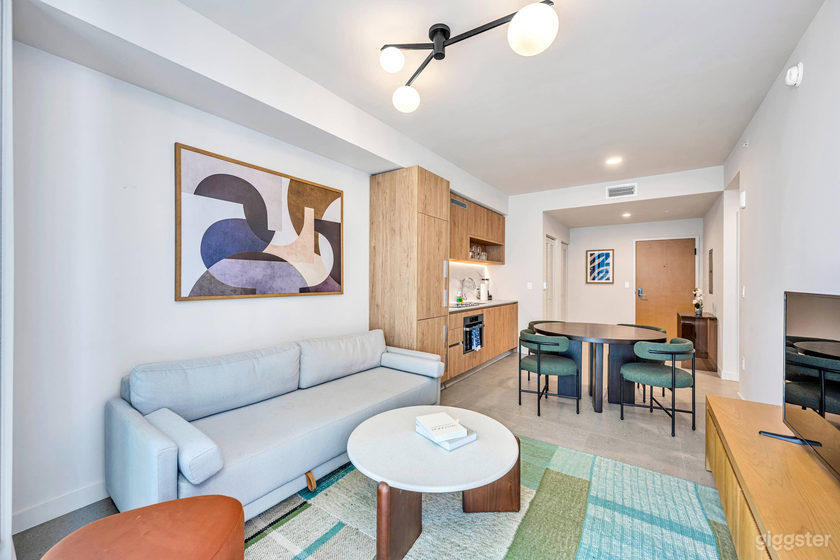 Stylish High-rise Condo Photo 2