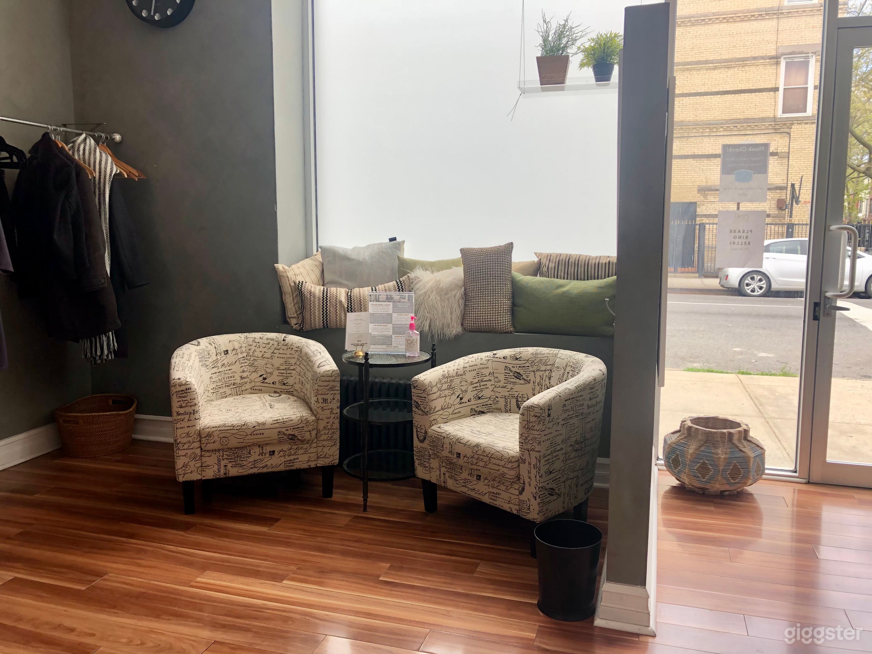 Bright &amp; Chic Salon Space in BedStuy Photo 4