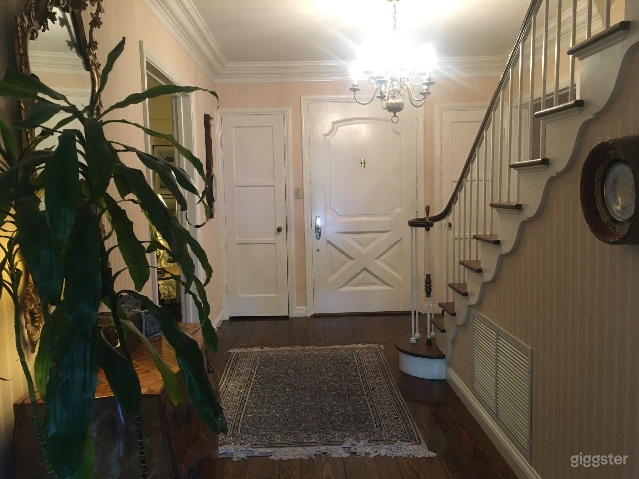 Traditional Beverly Hills 90210 home. Photo 4