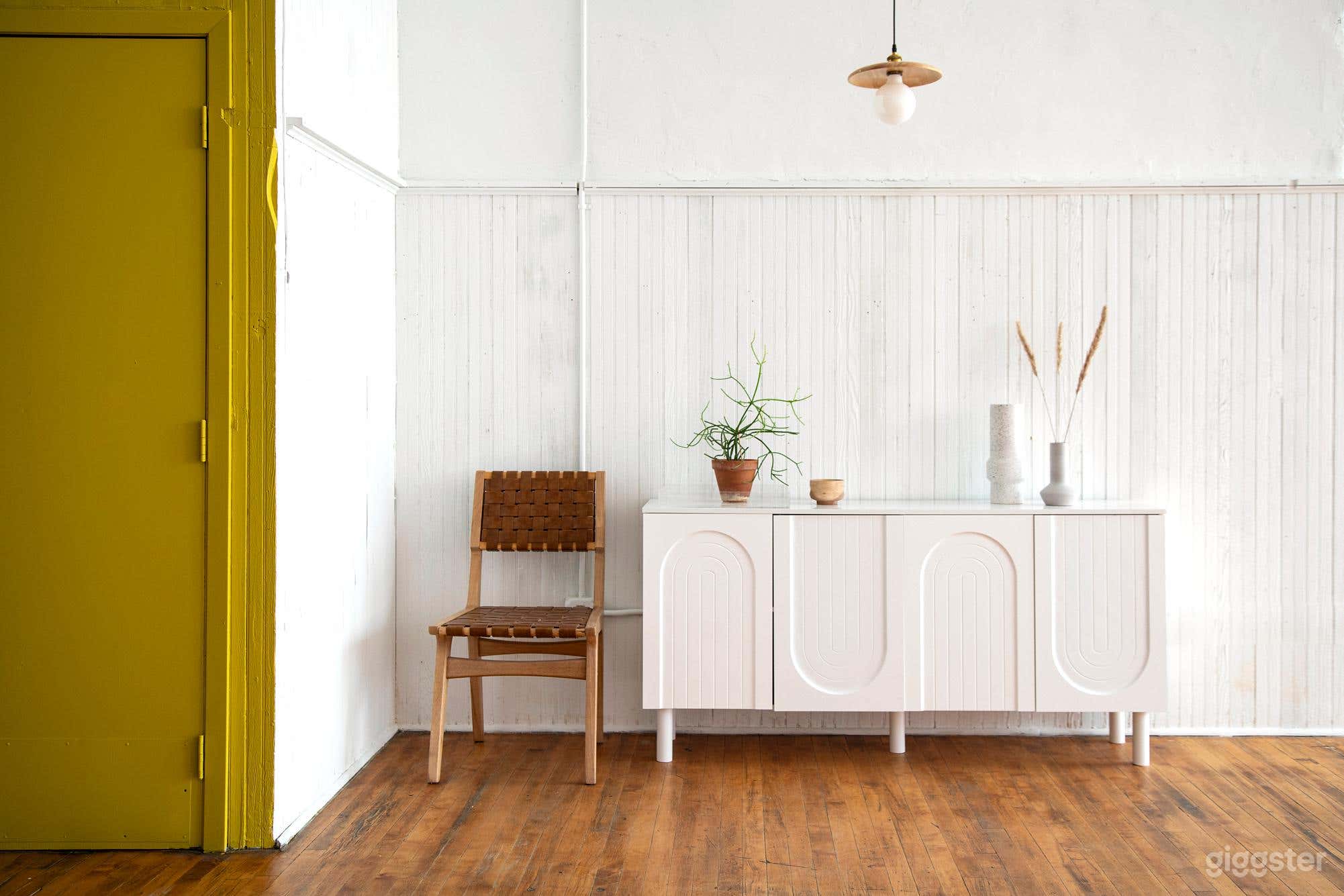 Hip, Creative, Stylish Loft Space Photo 4