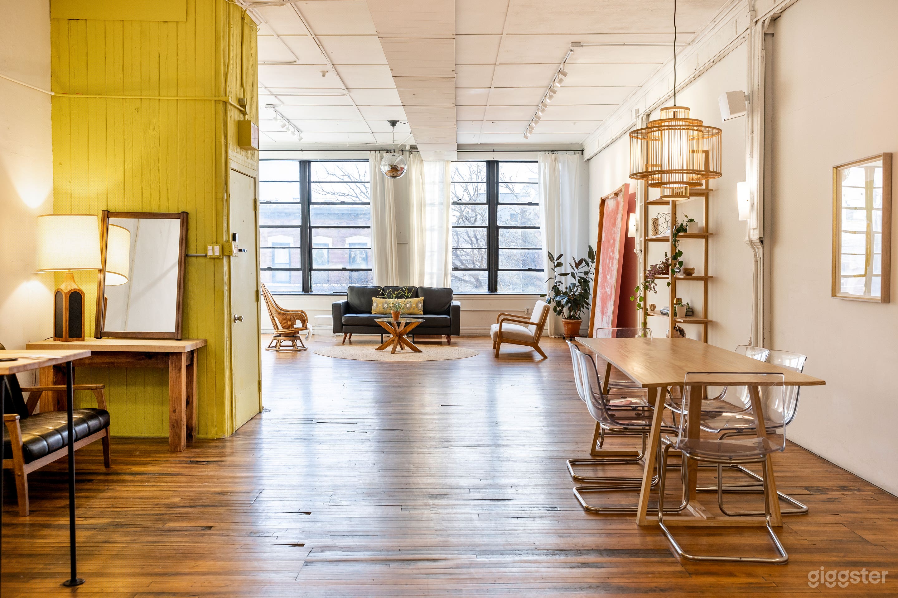 Hip, Creative, Stylish Loft Space Photo 2