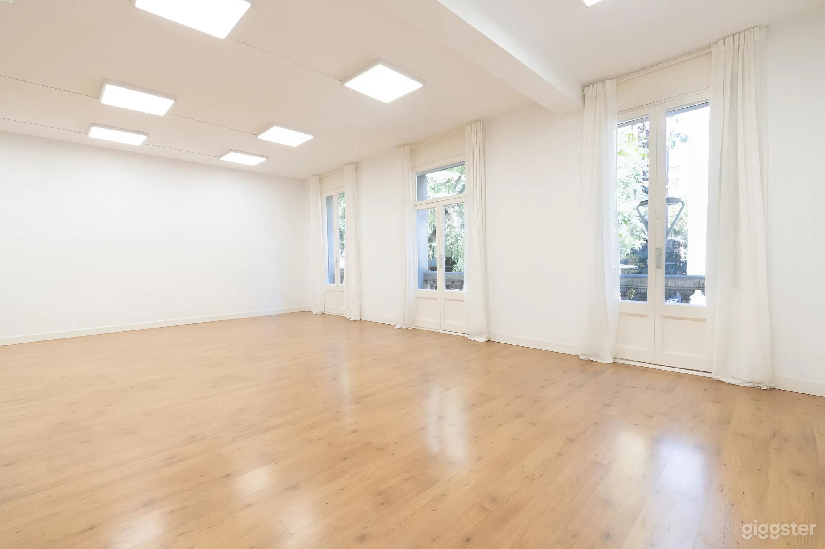 Estudio Fotográfico con Ciclorama y Luz Natural en Barcelona Foto 4