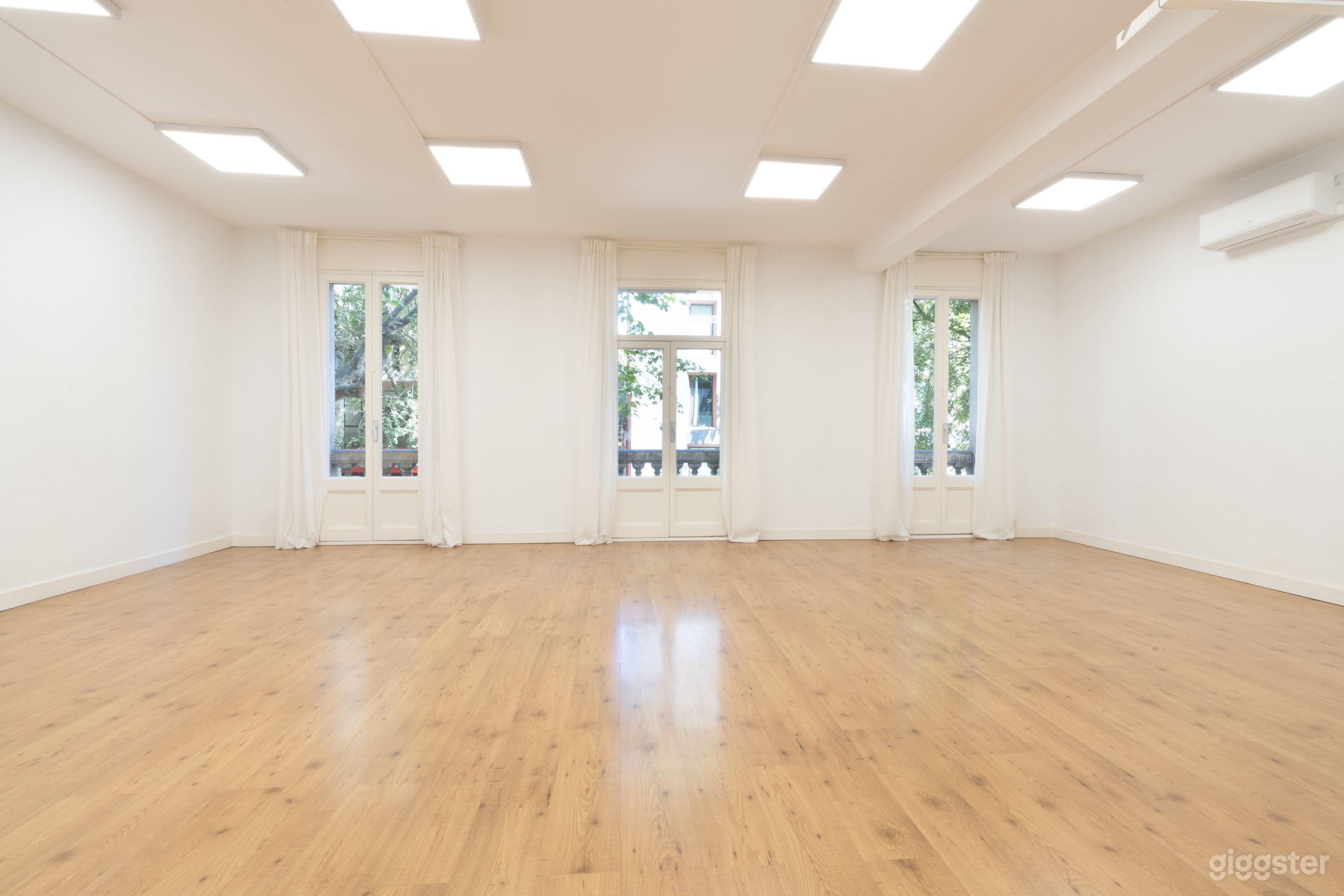 Estudio Fotográfico con Ciclorama y Luz Natural en Barcelona Foto 3