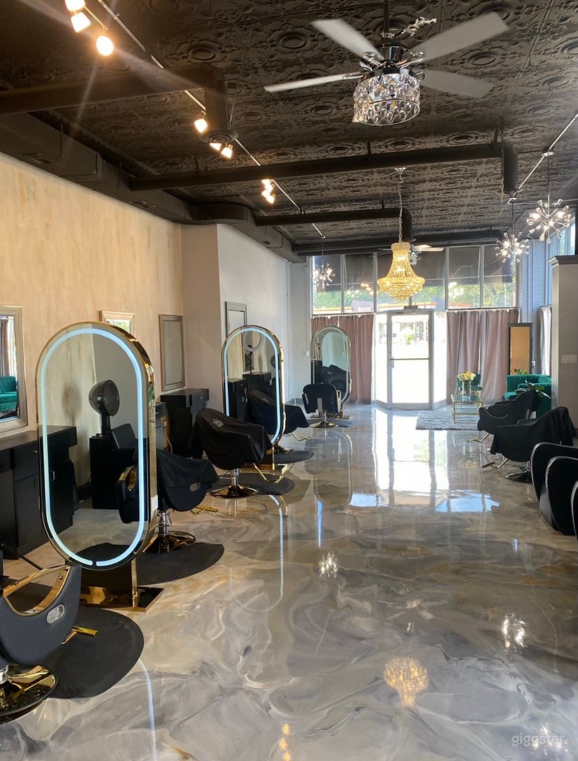 Beautiful fully furnished salon 