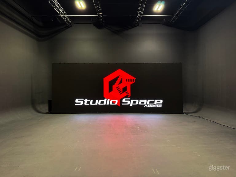  Pared LED y Estudio Caja Negra 