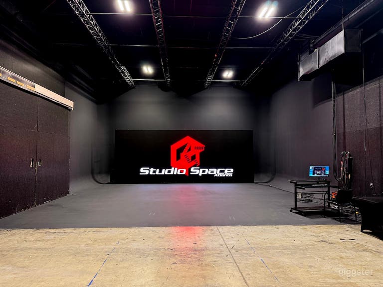  Pared LED y Estudio Caja Negra 