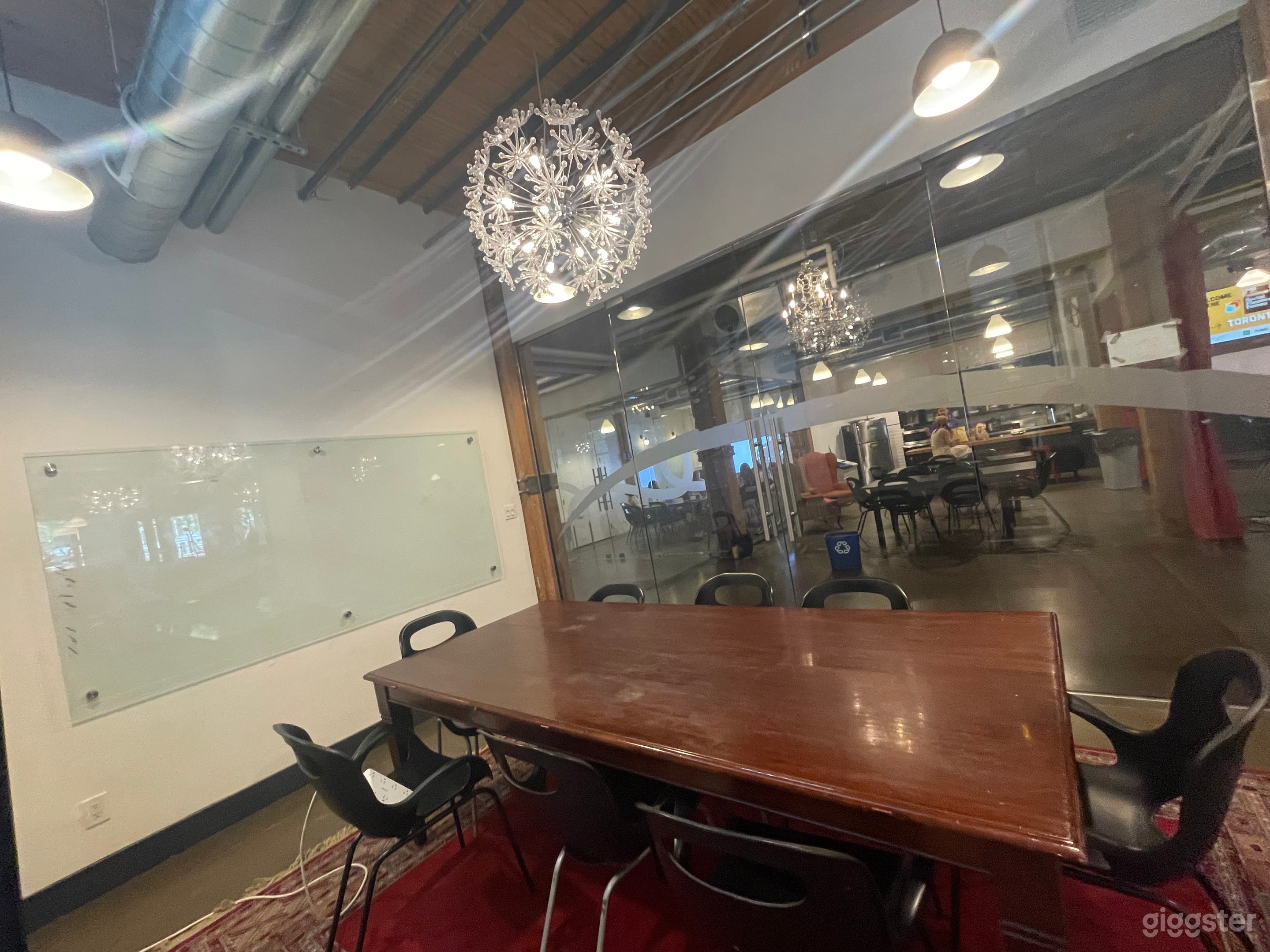 The Alterna Savings Room Photo 3