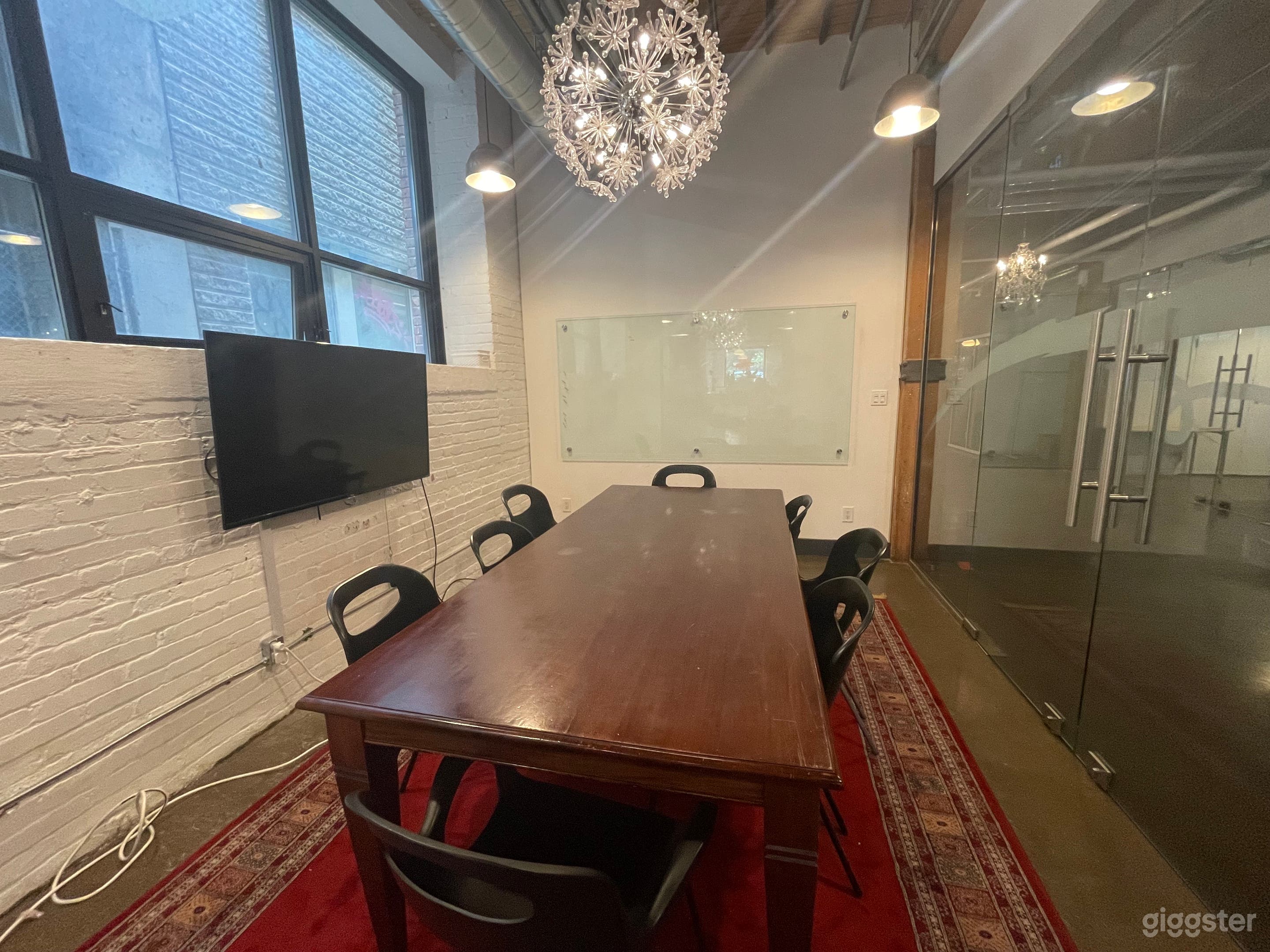 The Alterna Savings Room Photo 2