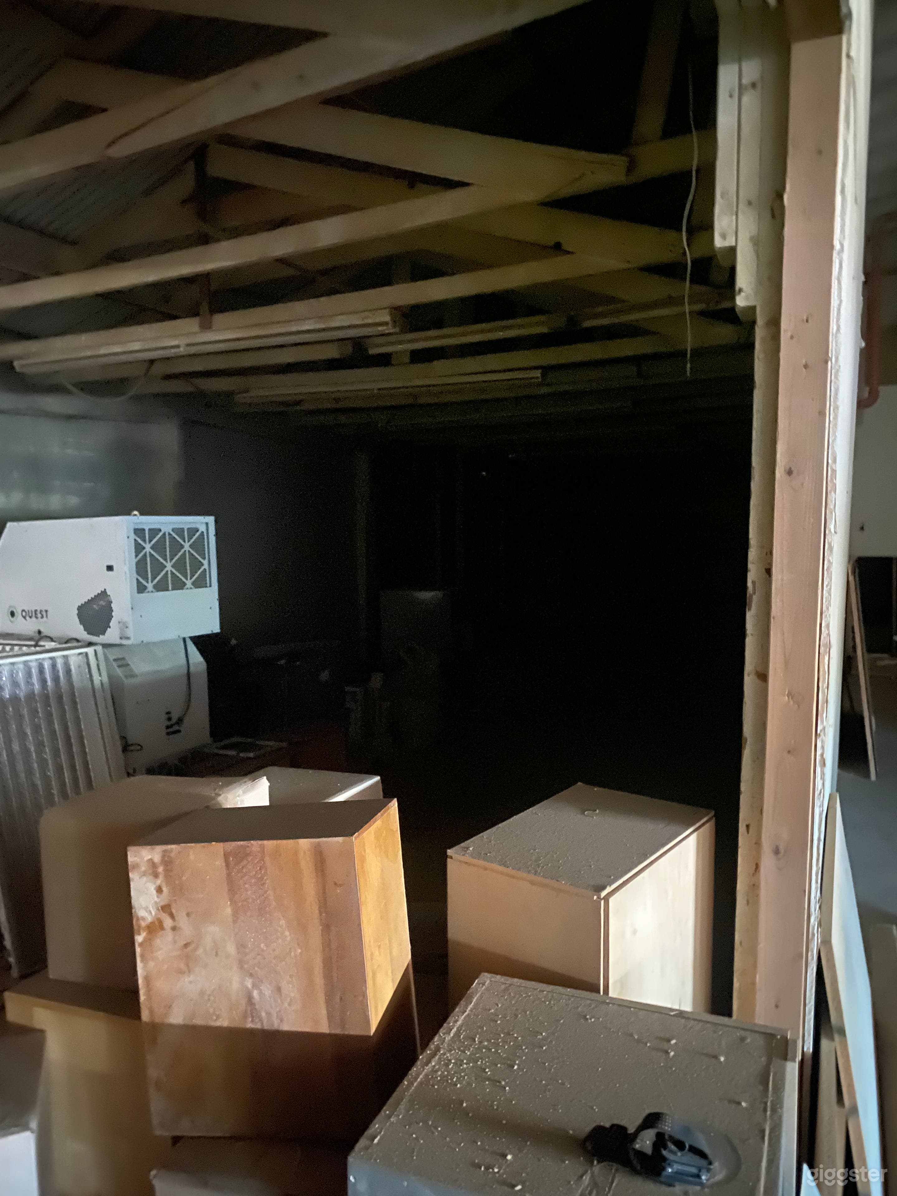 7000 sq.ft. raw space, 30' high ceilings. Skyjack at request Photo 4