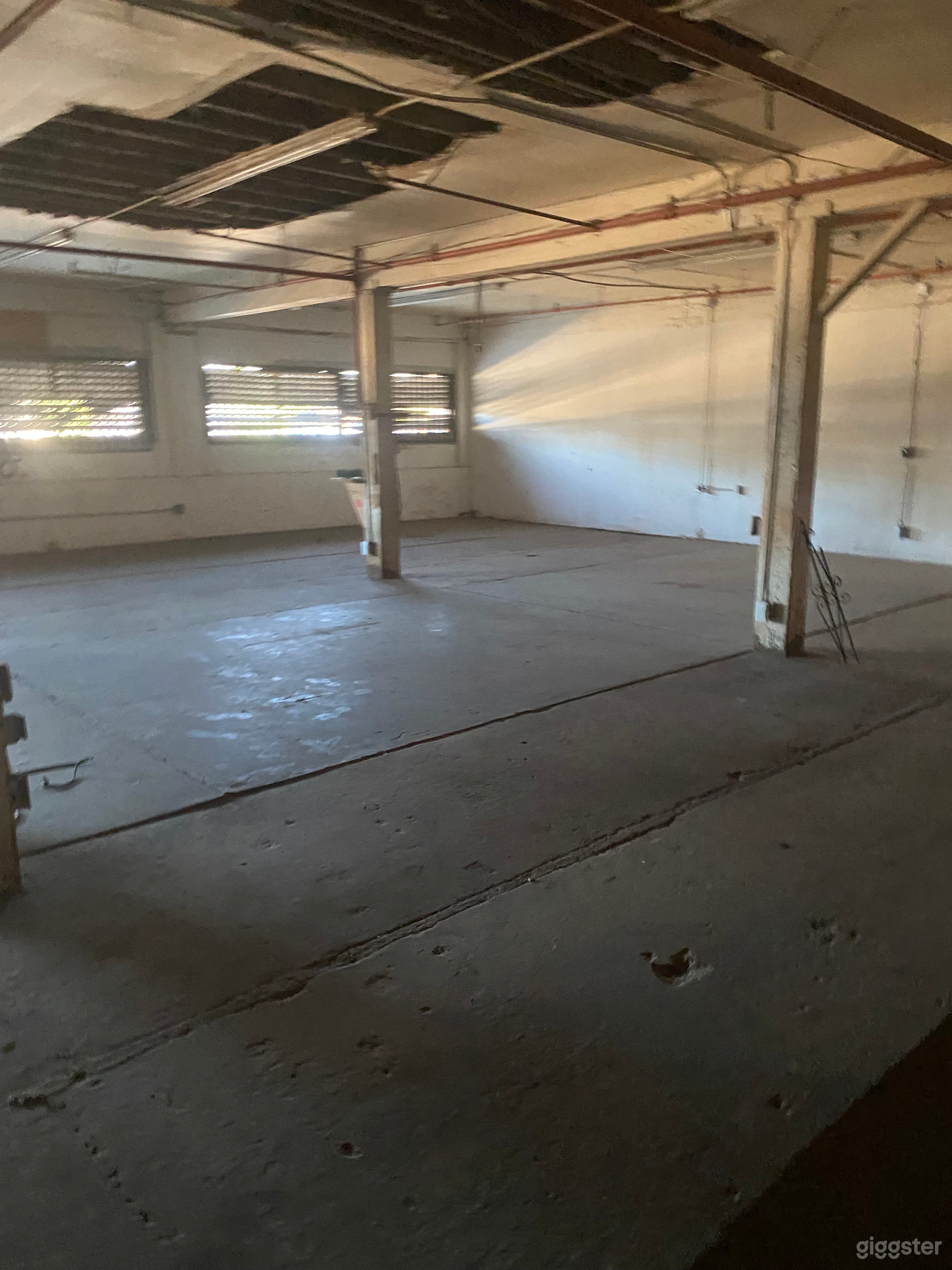 7000 sq.ft. raw space, 30' high ceilings. Skyjack at request Photo 3