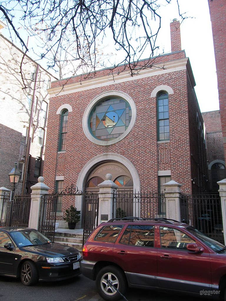  Toma más amplia del frente del edificio 