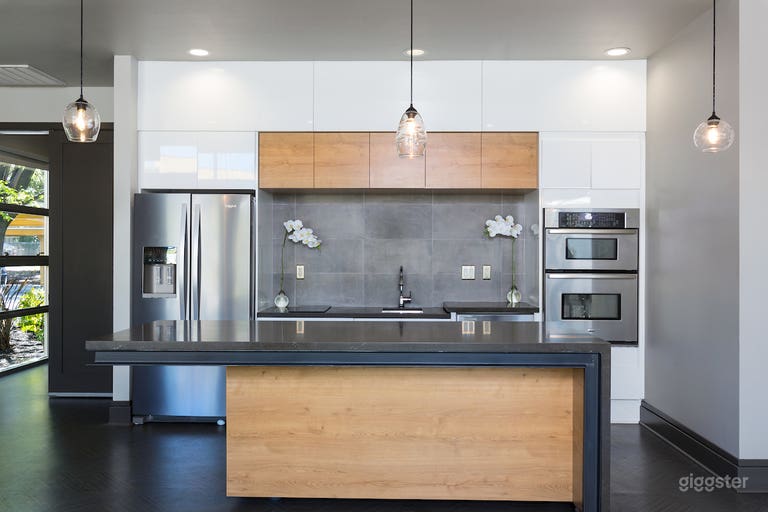  Trendy Lounge w/ Breakout Space in San Mateo 