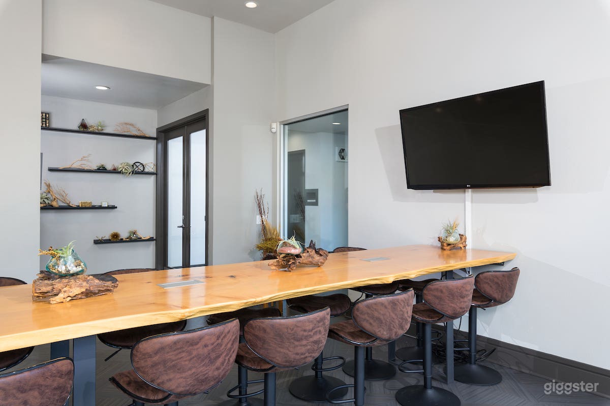 Trendy Lounge w/ Breakout Space in San Mateo Photo 2