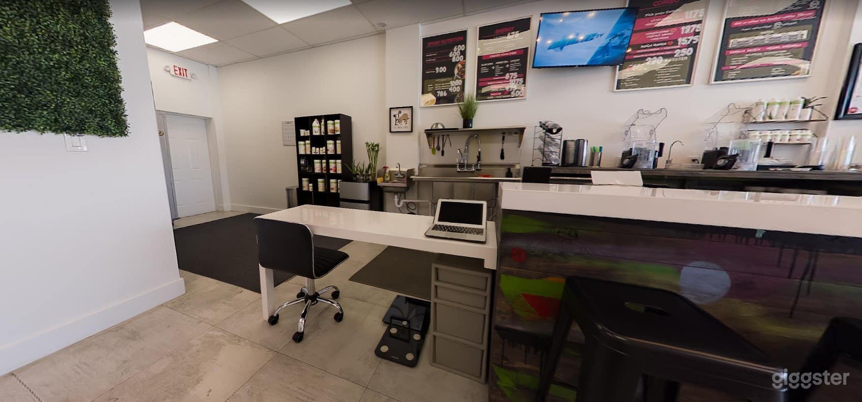 Vibrant Miami Café  Photo 4