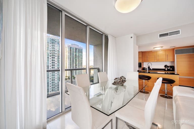  Stunning High-rise Condo with Coastline Views 