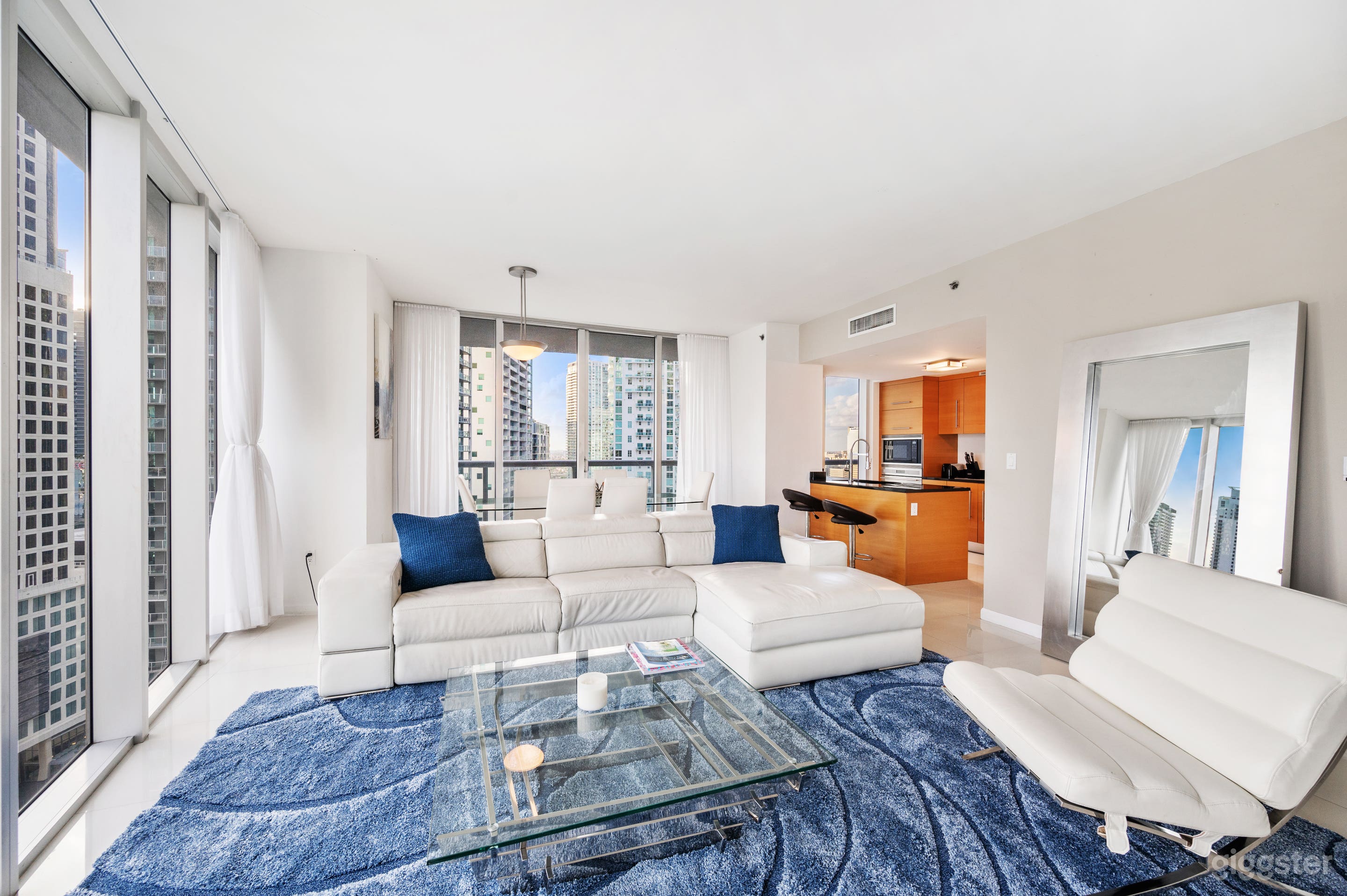 Stunning High-rise Condo with Coastline Views Photo 4