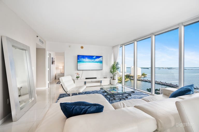  Stunning High-rise Condo with Coastline Views 