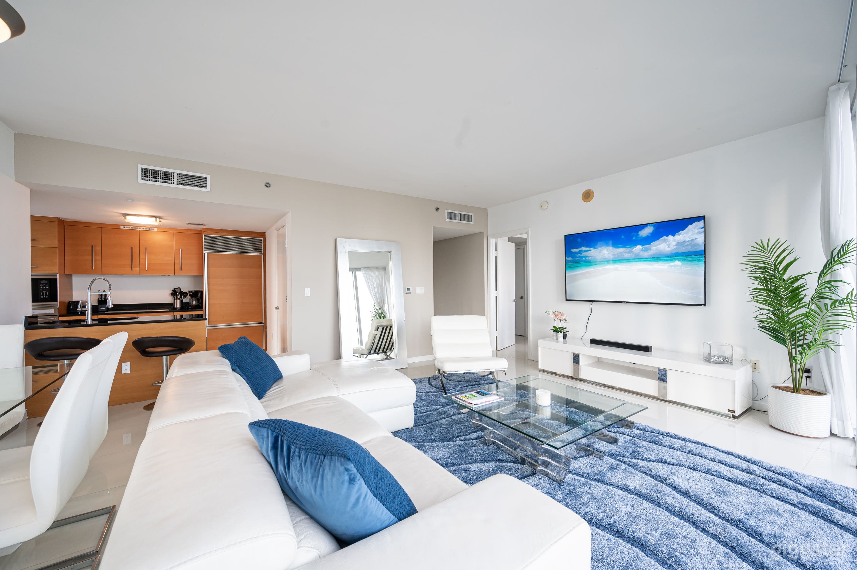 Stunning High-rise Condo with Coastline Views Photo 3