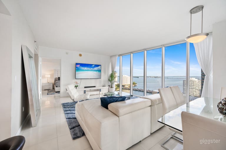  Stunning High-rise Condo with Coastline Views 