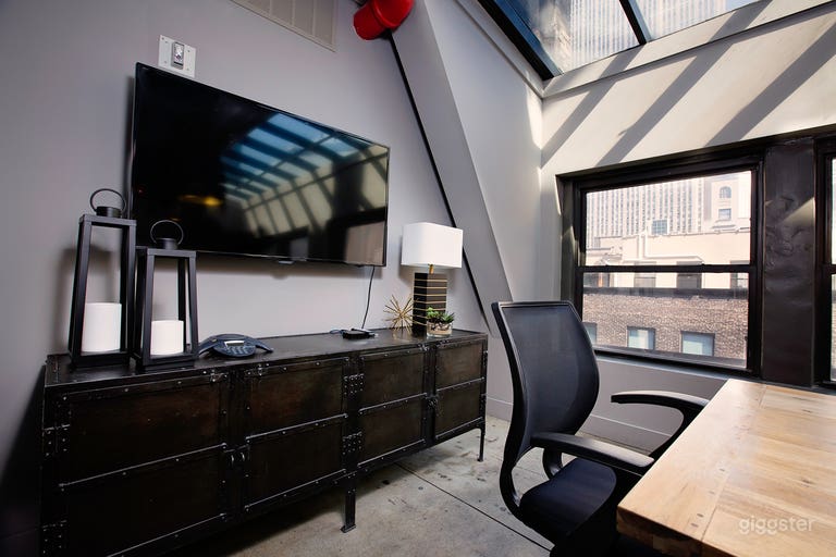  Stylish Meeting Space With Skylight 