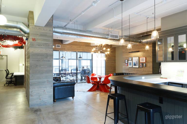  Stylish Meeting Space With Skylight 