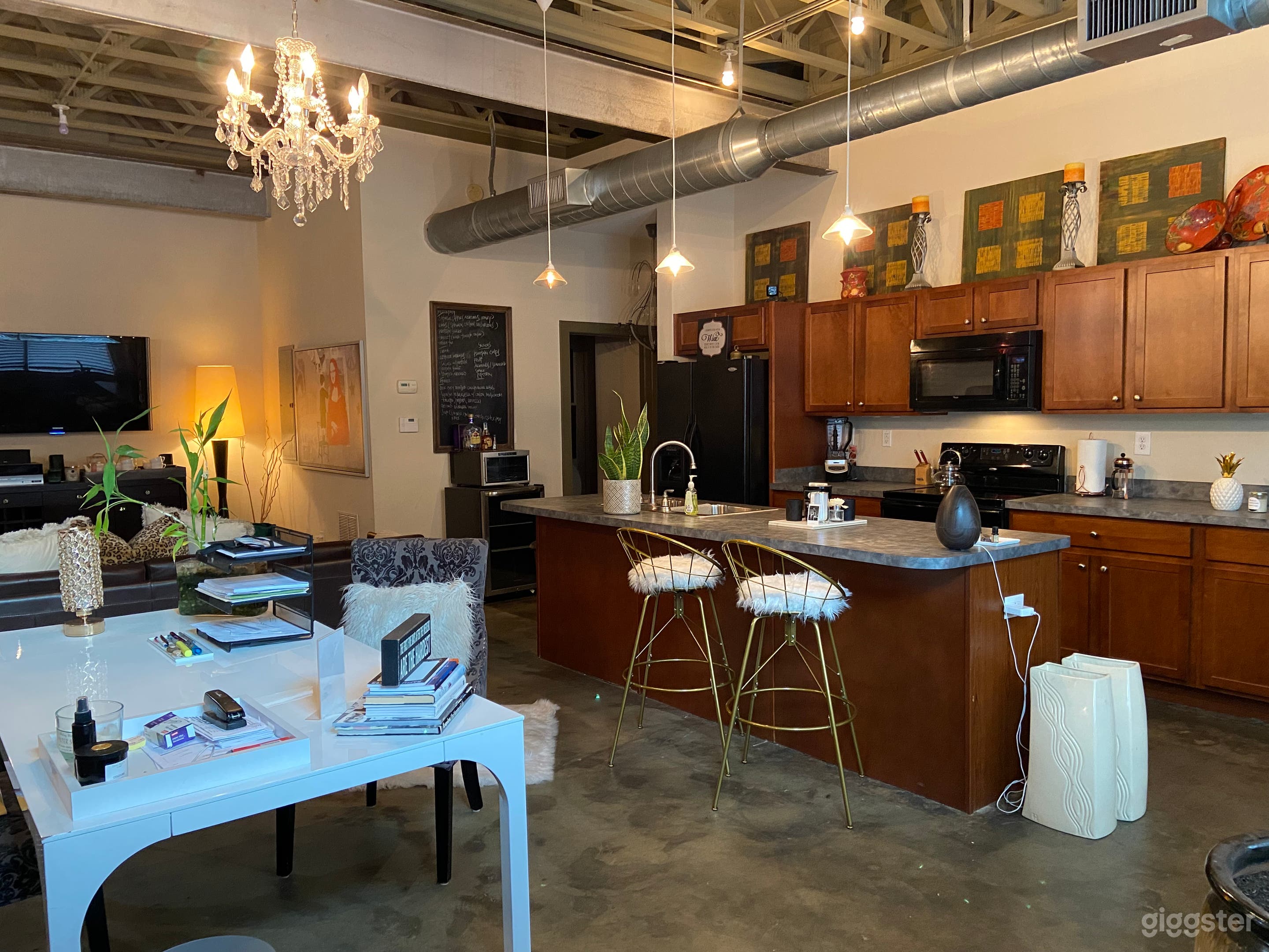 Warm and Cozy Loft Photo 4