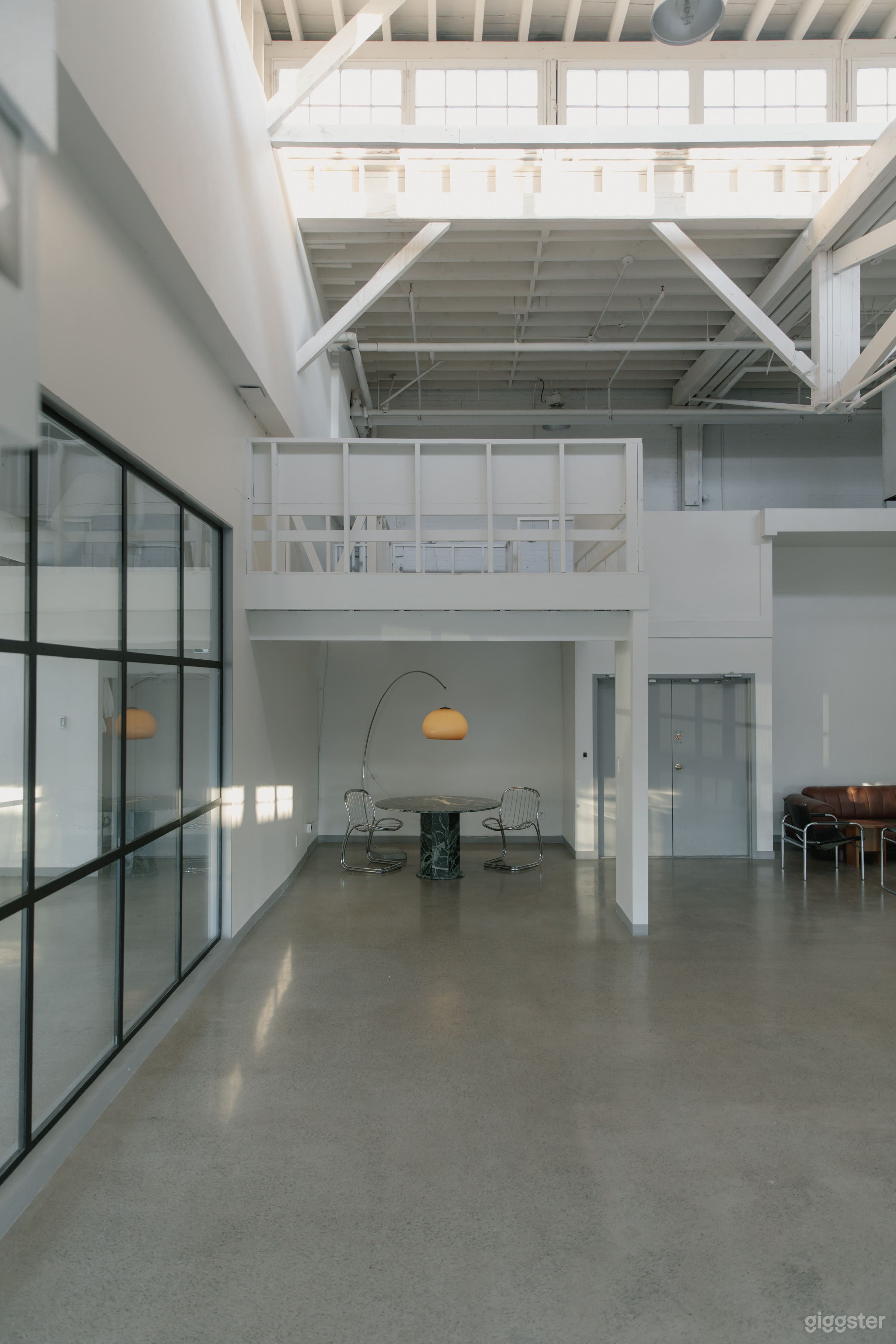 Large Open Space With High Ceilings Photo 3